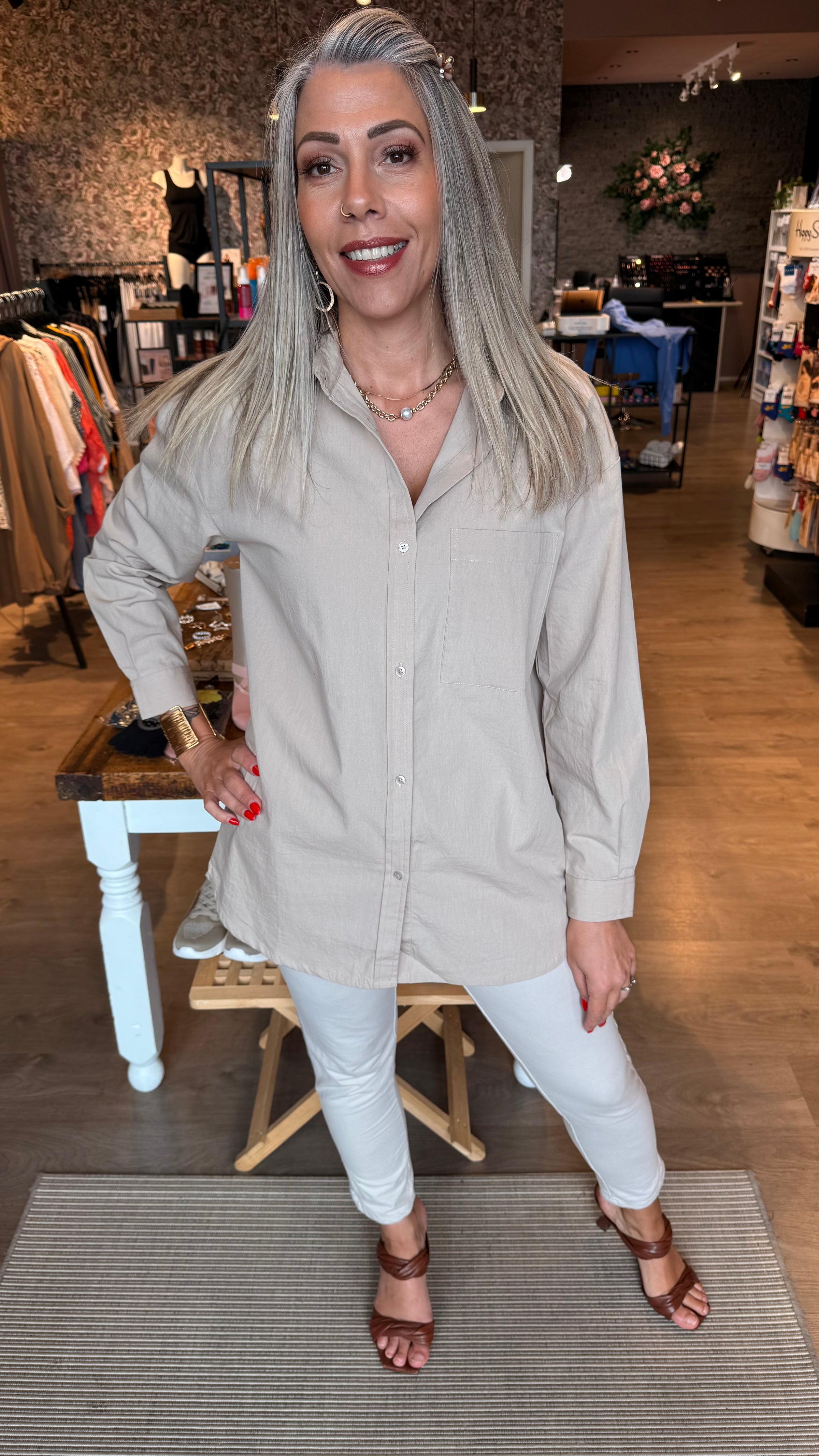 Einlit bómullar skyrta