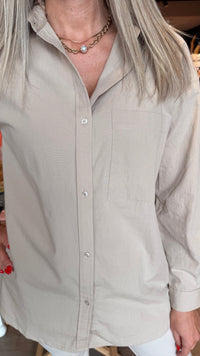 Einlit bómullar skyrta