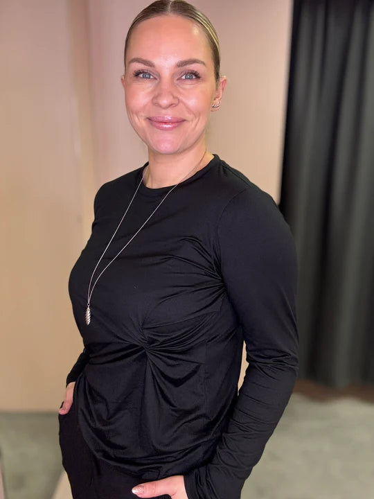 Svartur bolur frá Liberté með twist á hlið