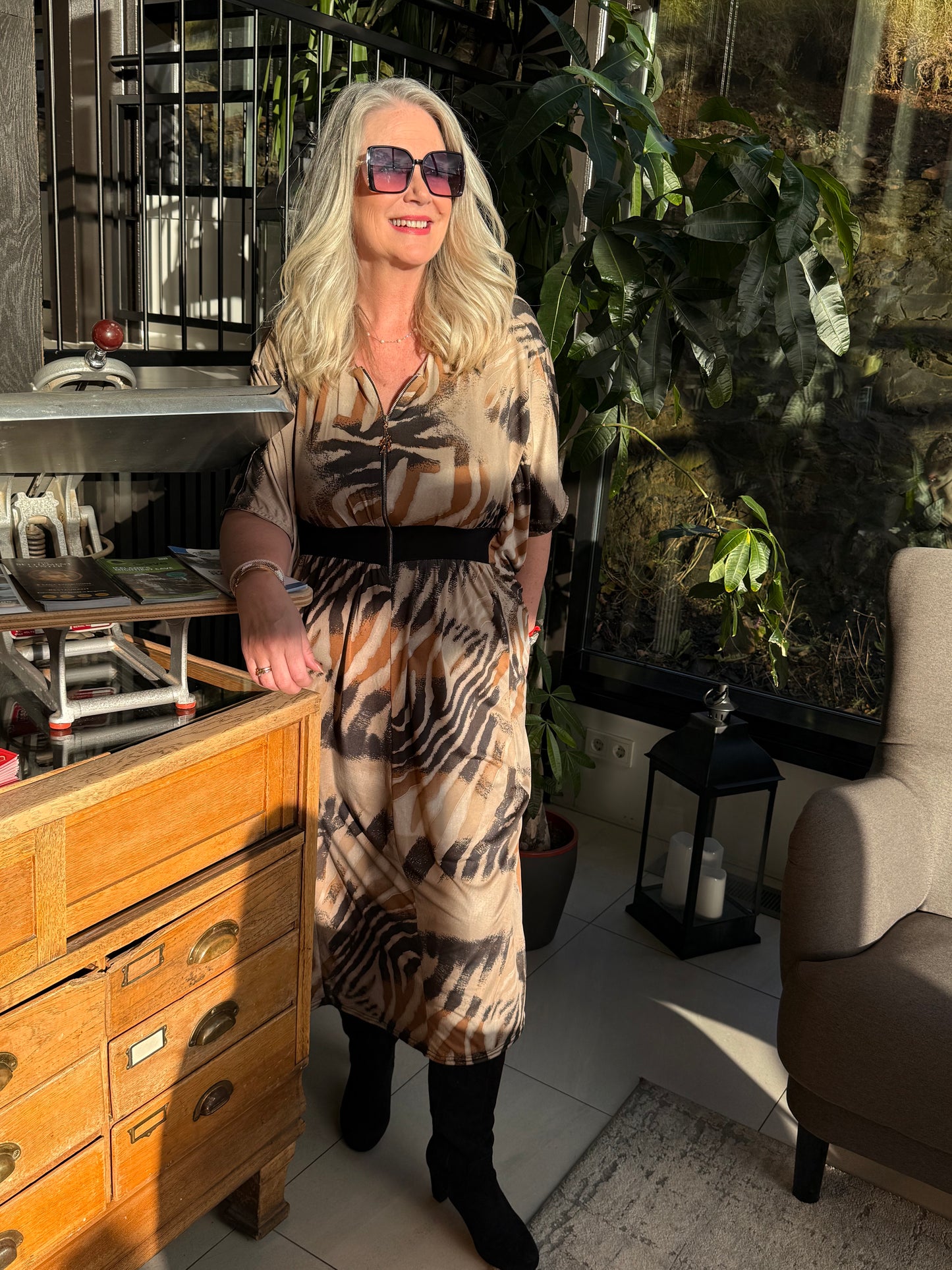 Mömmu kjóllinn síður Beige og brúnum tónum með gylltum rennilás