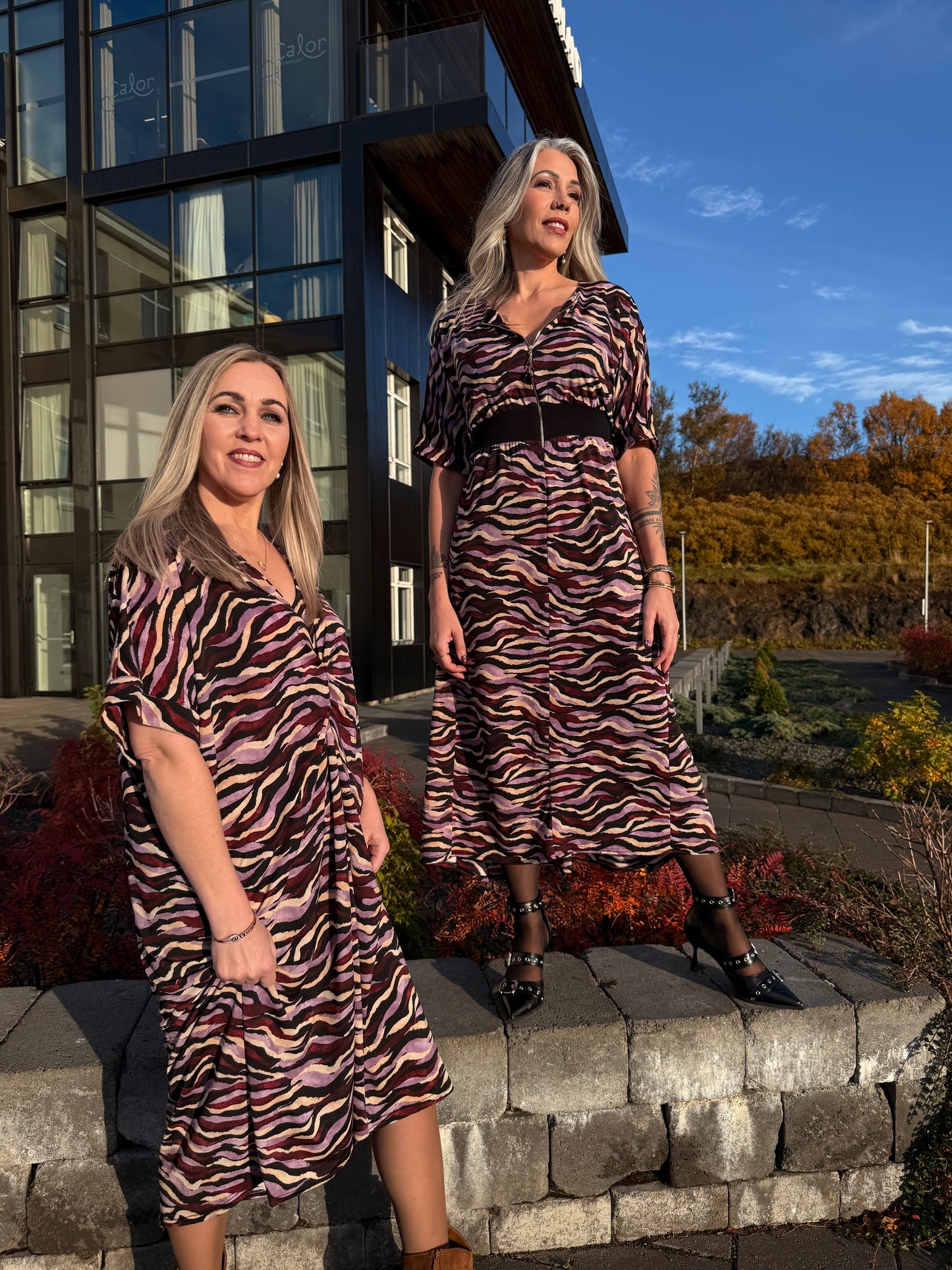 Mömmu kjóllinn síður svartur, vínrauður,fjólublár og beige með gylltum rennilás