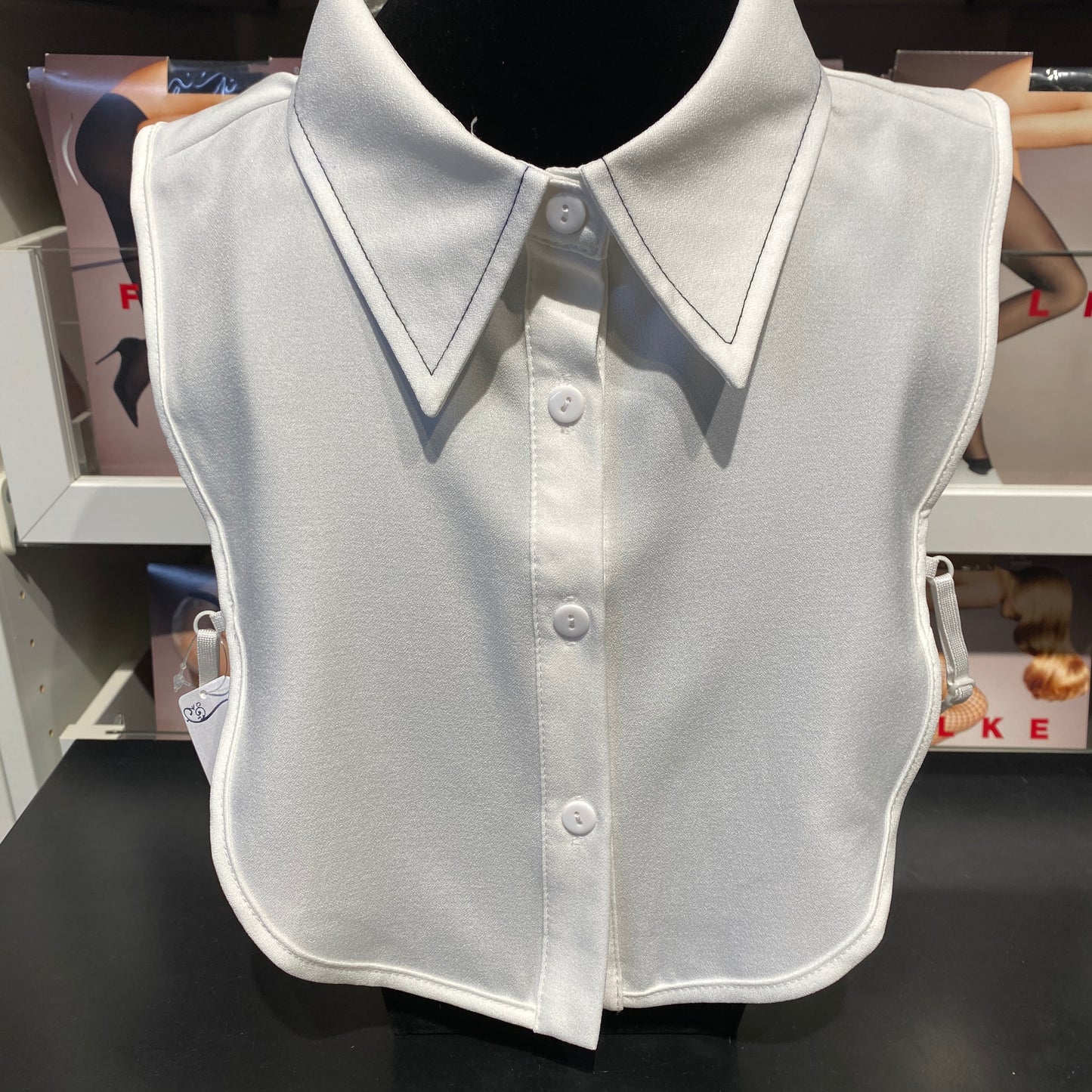 Hvítur kragi með svörtum saum