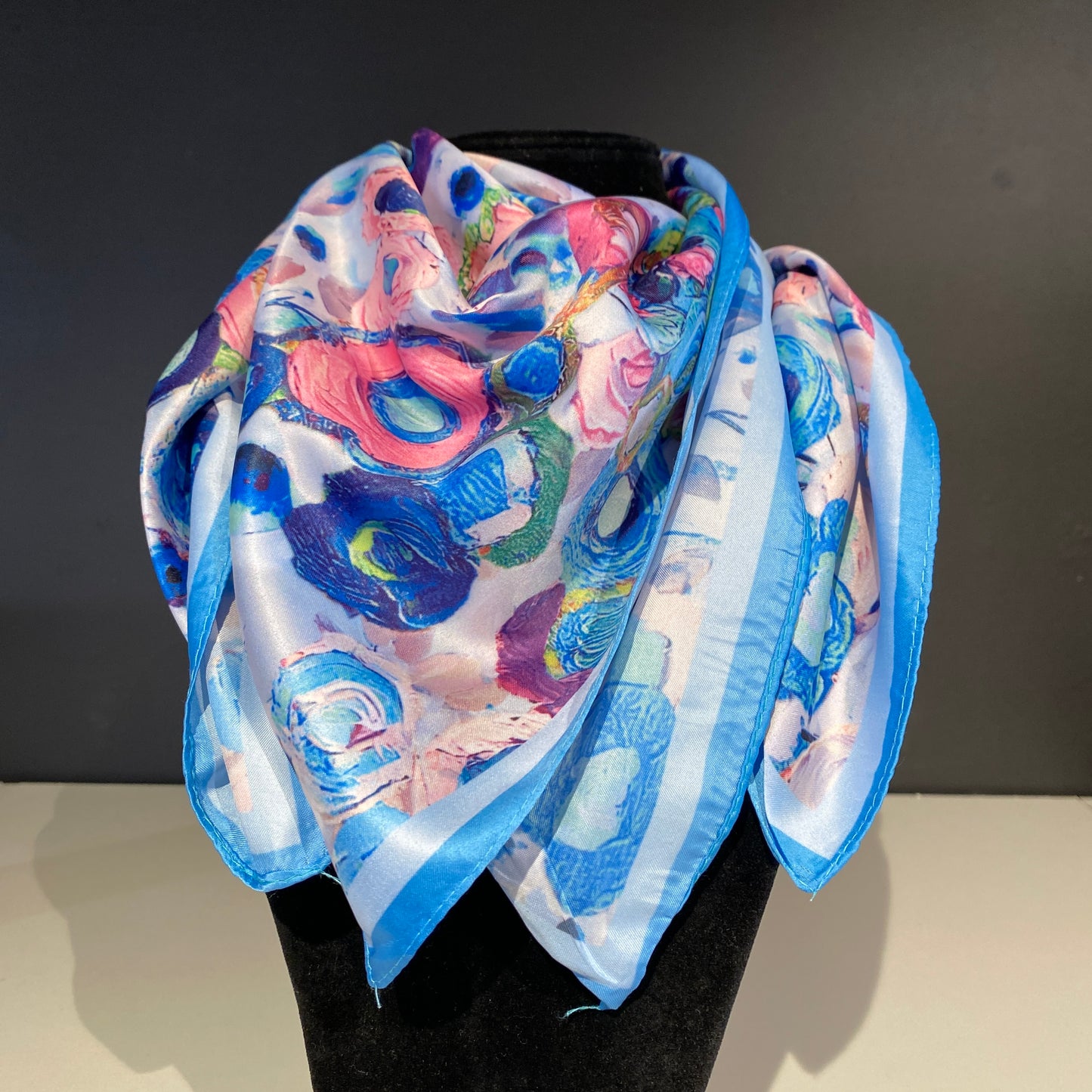 Slæða blá með blómamunstri