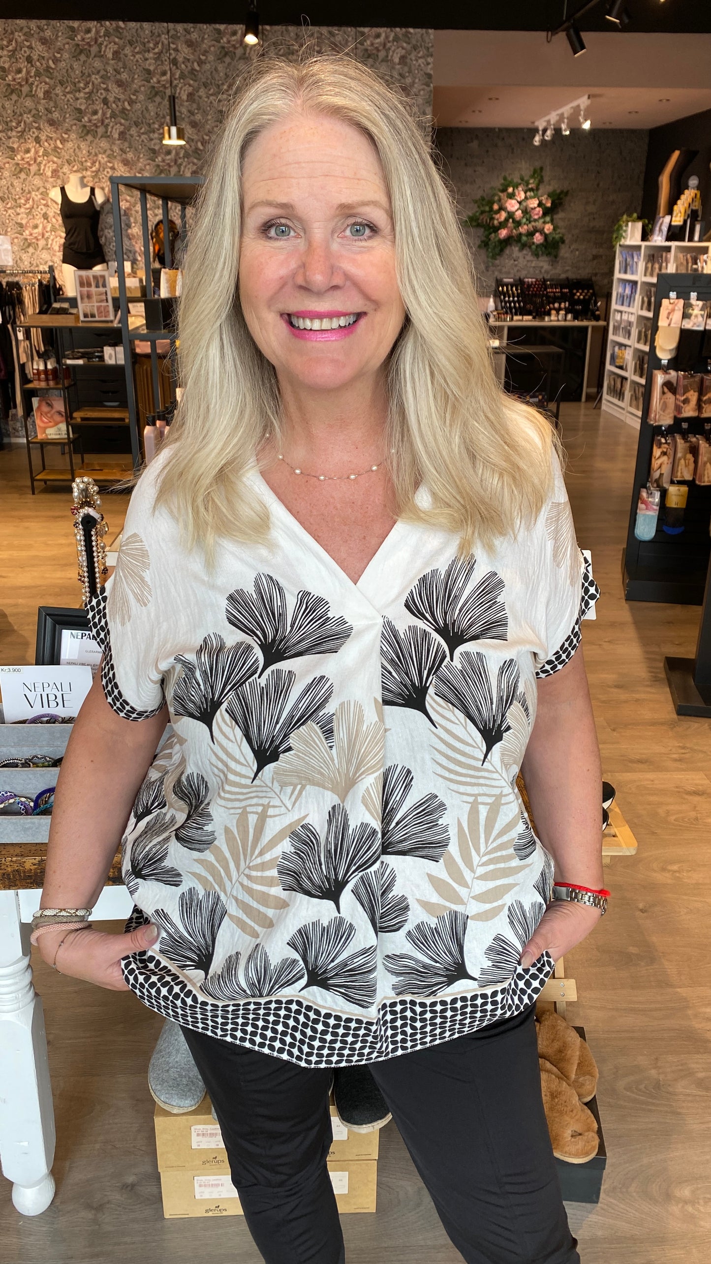 Blússa með V hálsmáli.