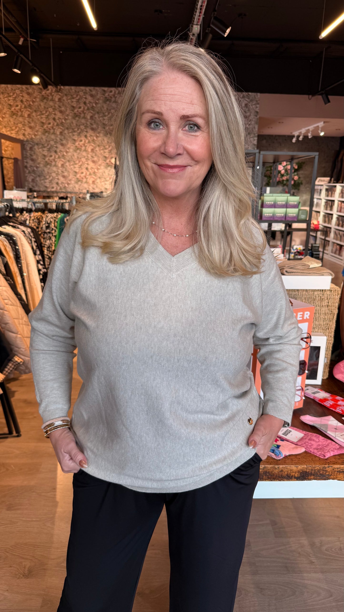 Peysa með V-hálsmáli og tölum að aftan