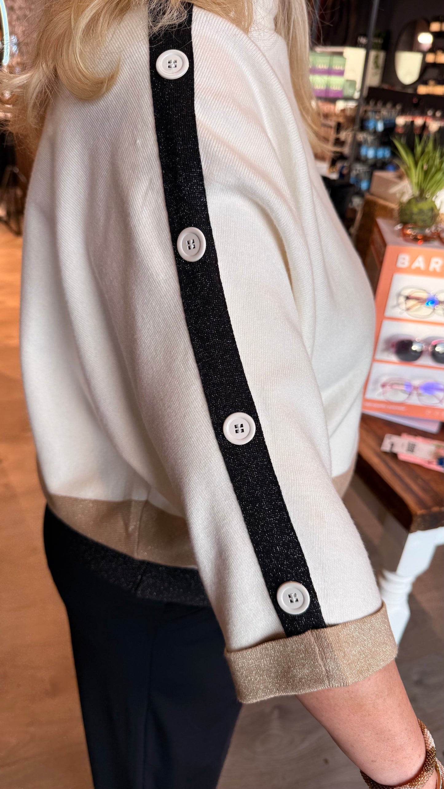 Sparileg peysa með gylltum borða