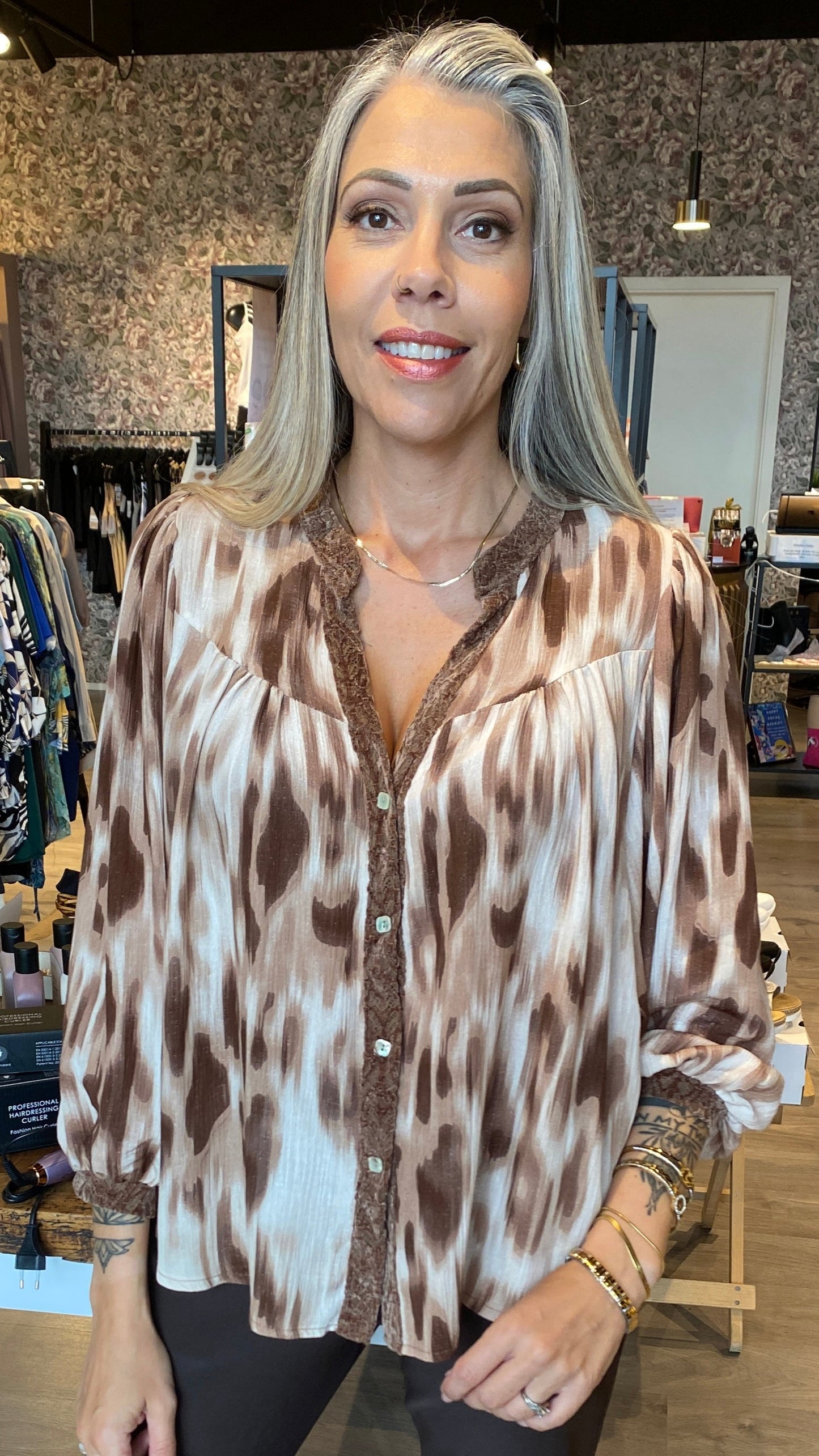 Sparileg brúntóna skyrta