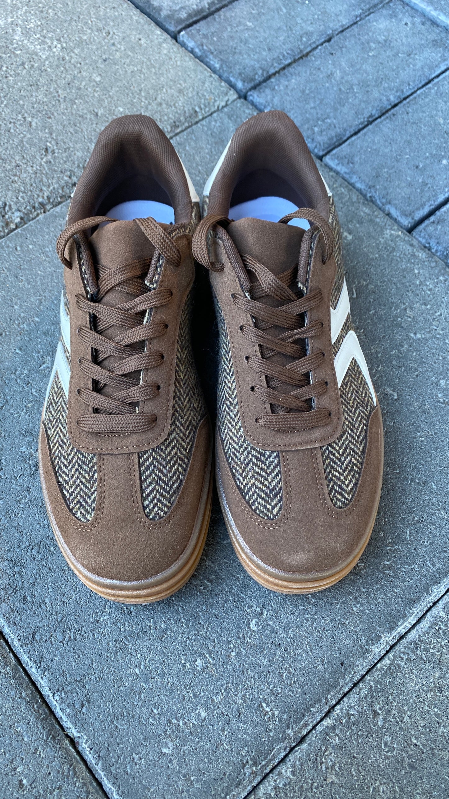 Brúnir strigaskór með hvítum röndum