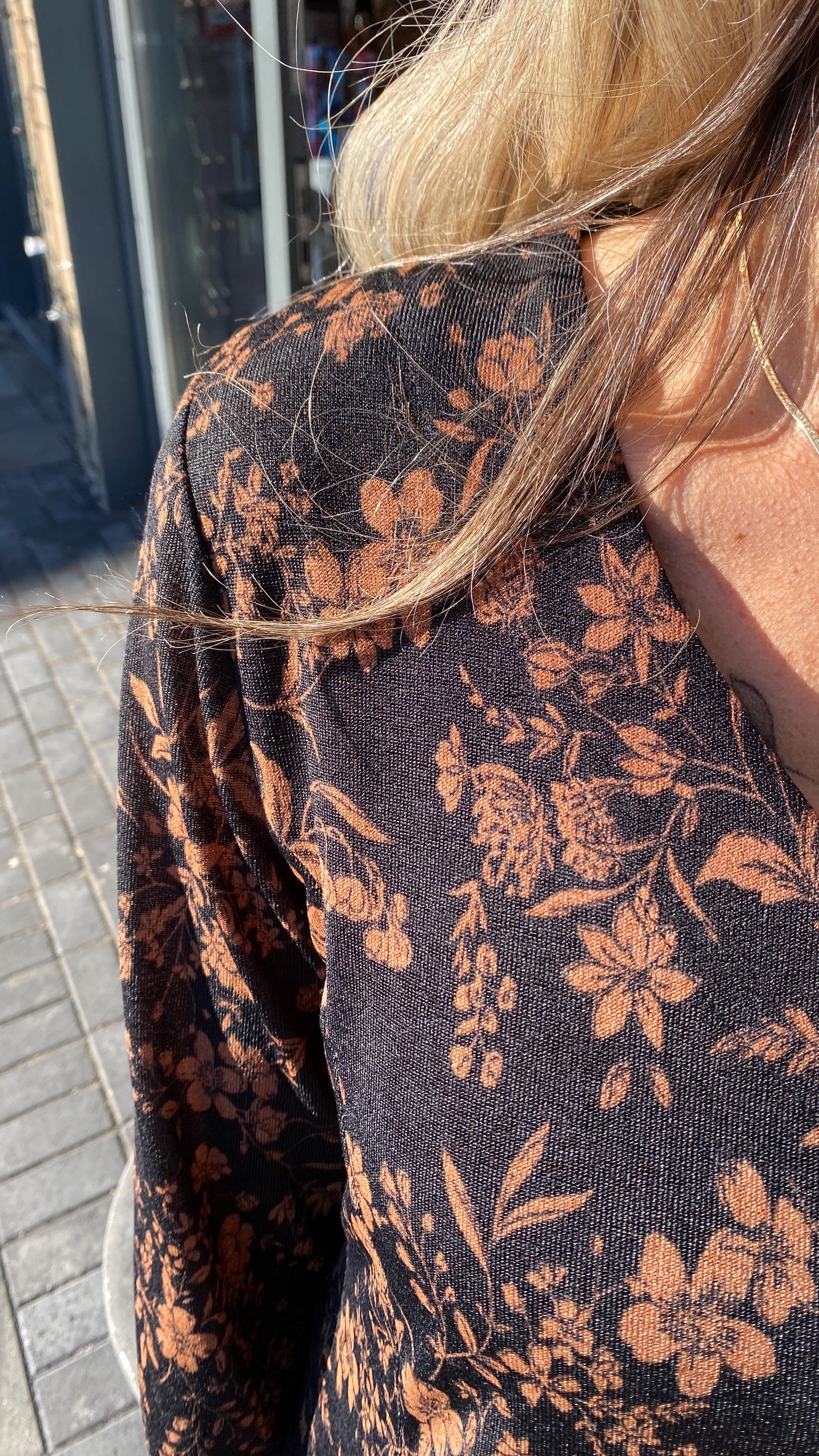 Kjóll með blómamunstri