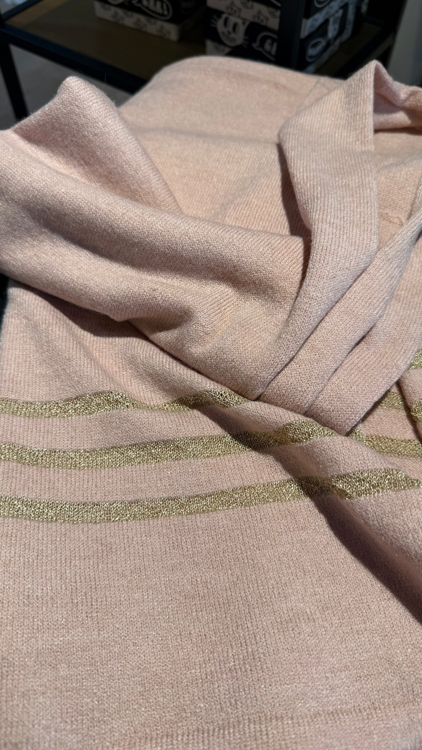 Mjúkur trefill með gylltri rönd