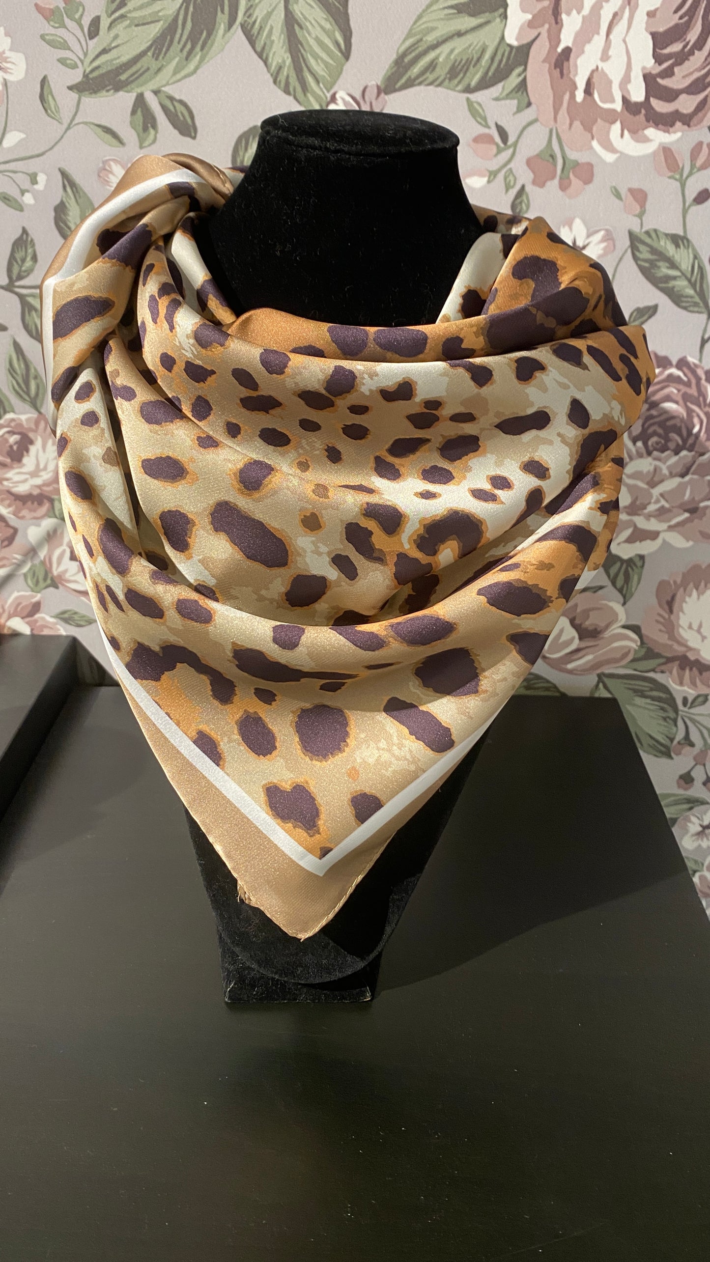 Slæða beige með dýramunstri