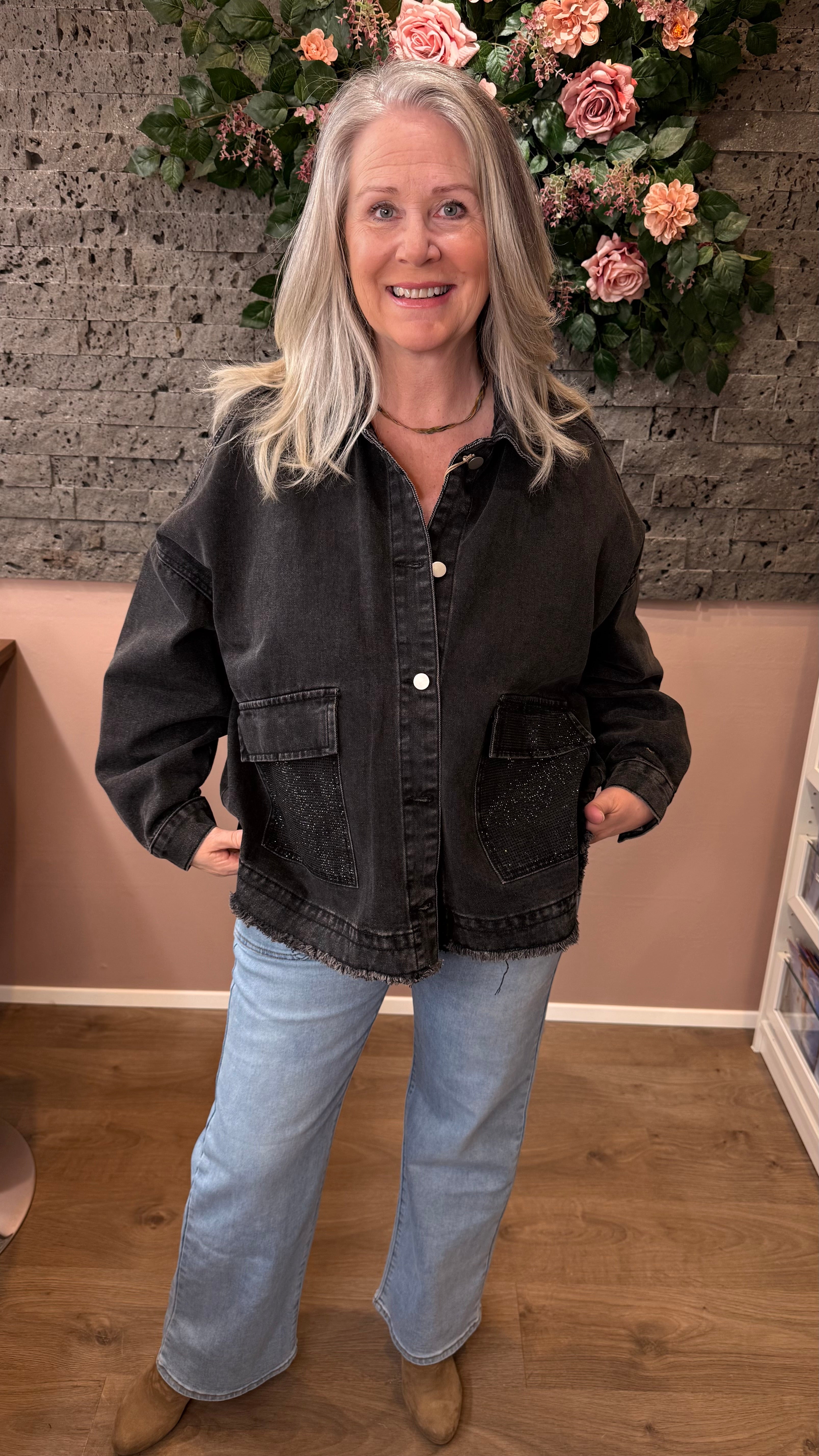 Svartur gallajakki með glimmer steinum á vösum