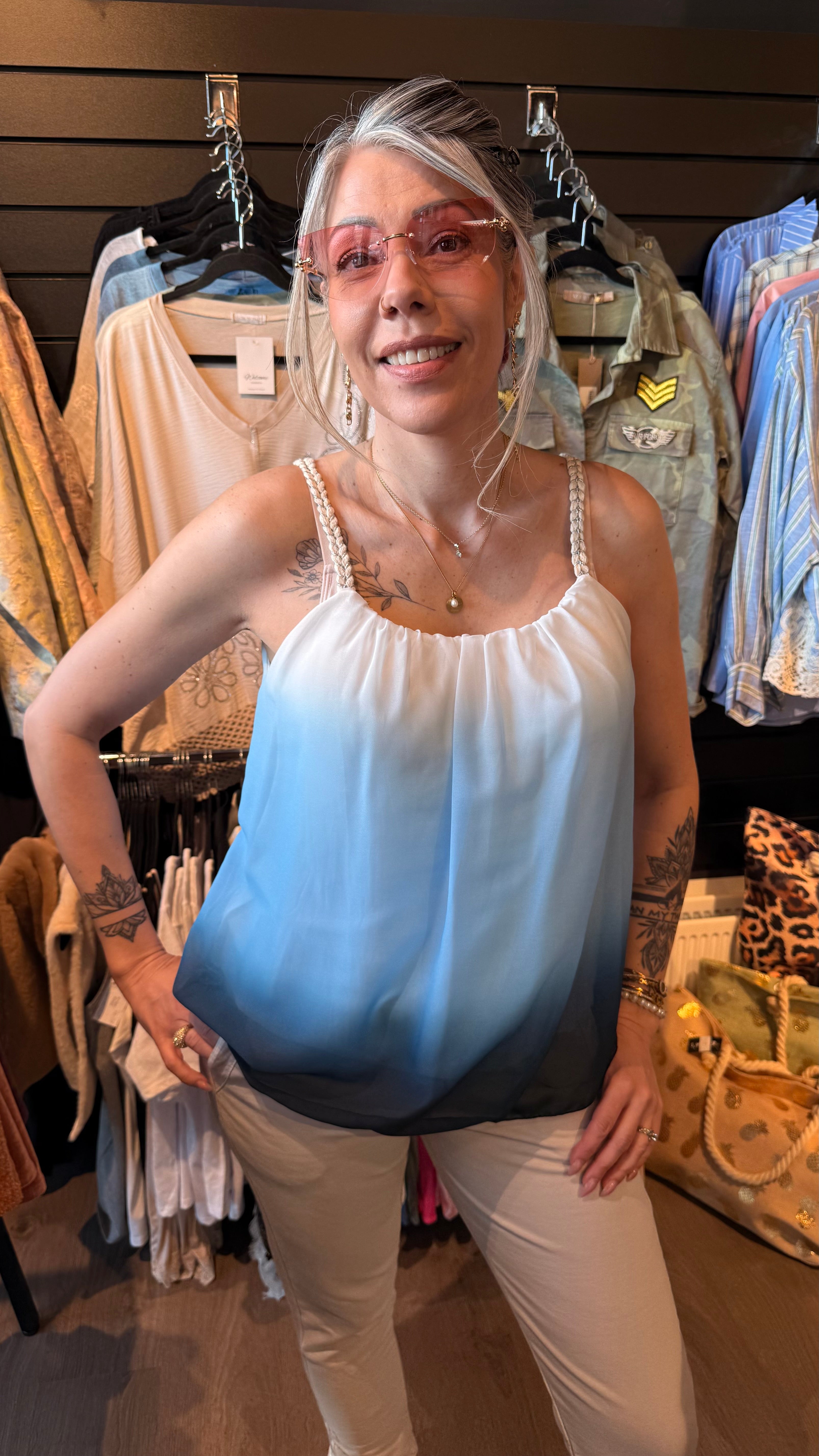 Fallegur bolur með fléttuðum hlýrum