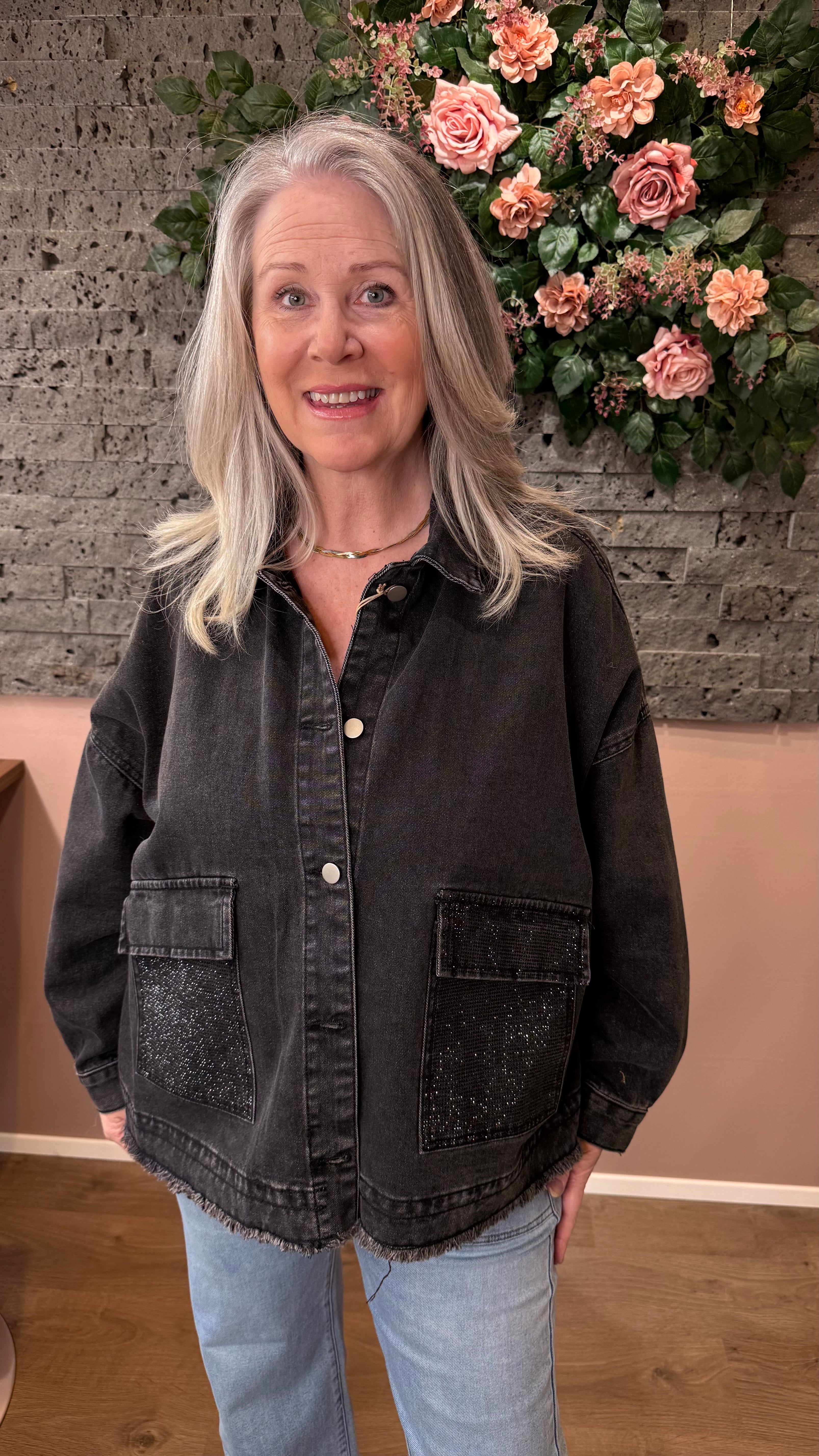 Svartur gallajakki með glimmer steinum á vösum