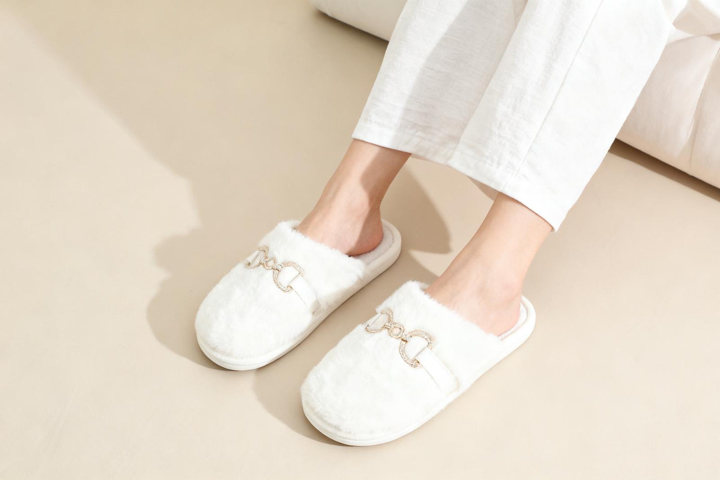 Inniskór með skrauti.