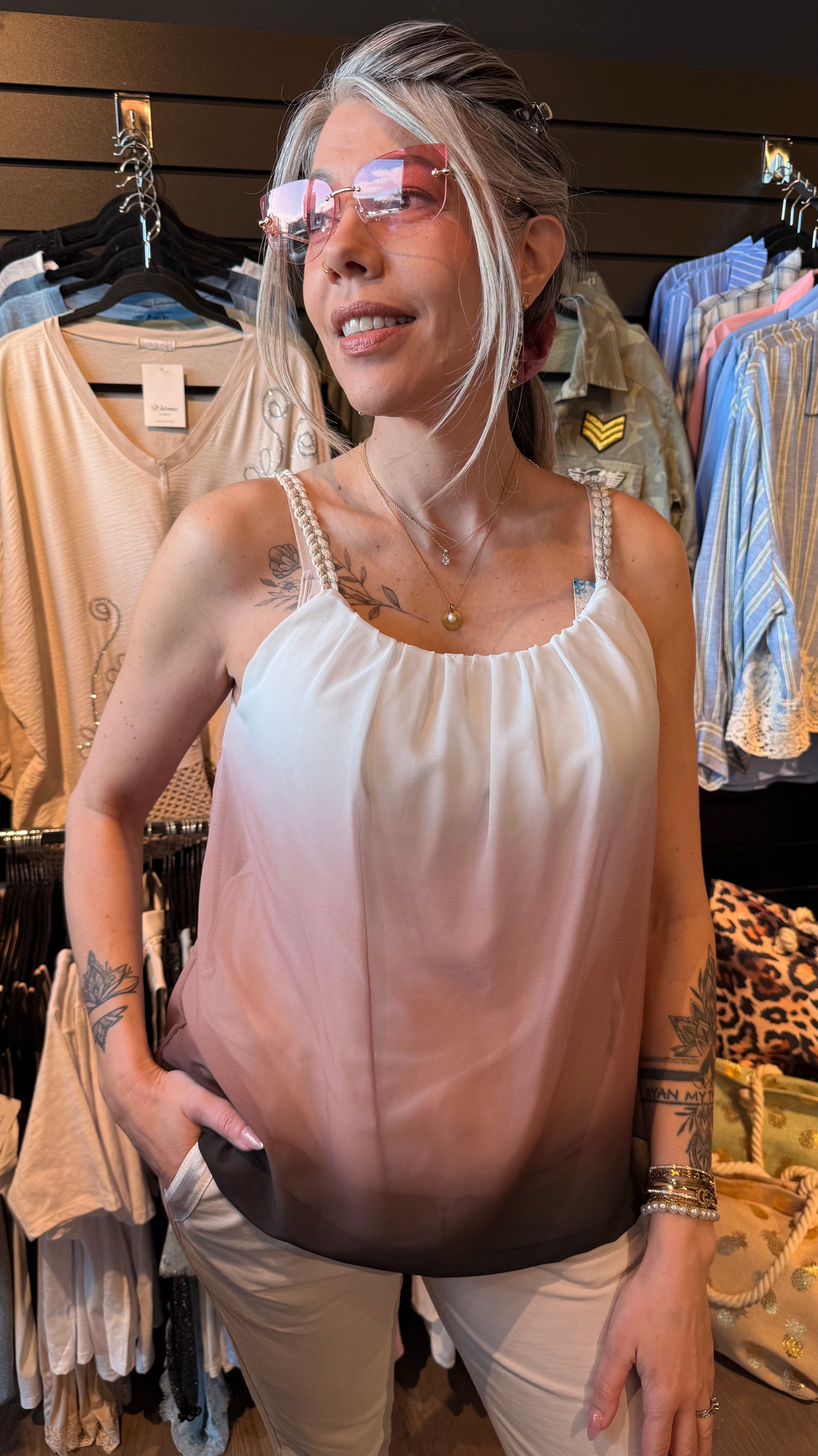 Fallegur bolur með fléttuðum hlýrum