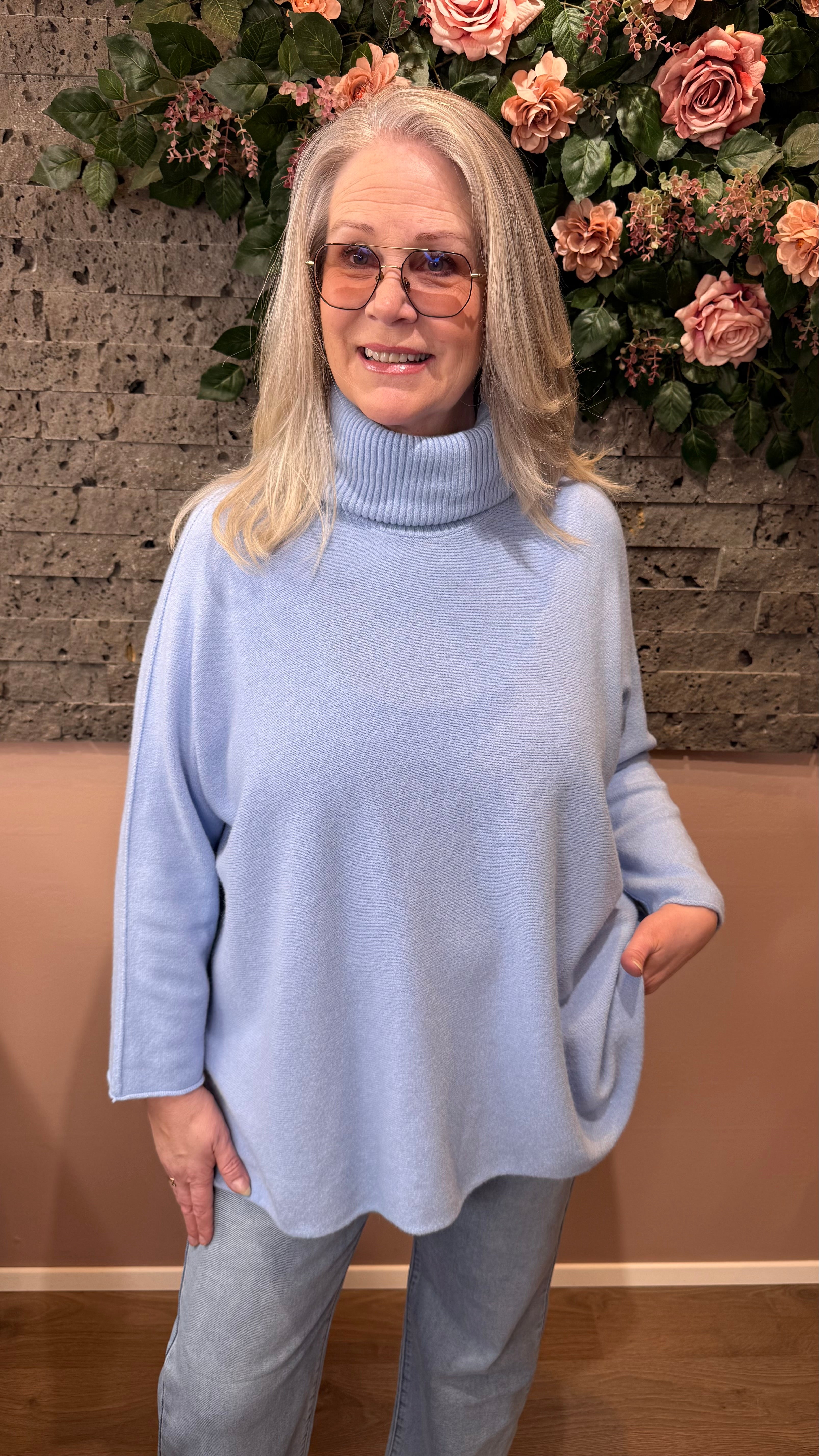 Peysa með víðum rúllukraga