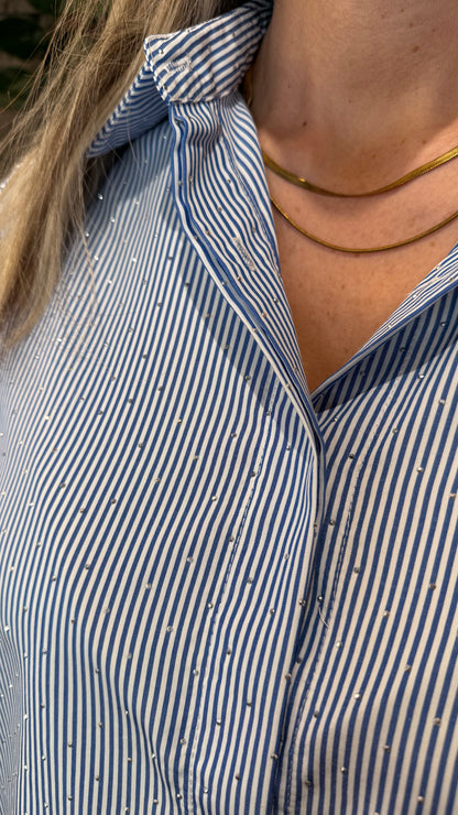 Röndótt blá og hvít skyrta