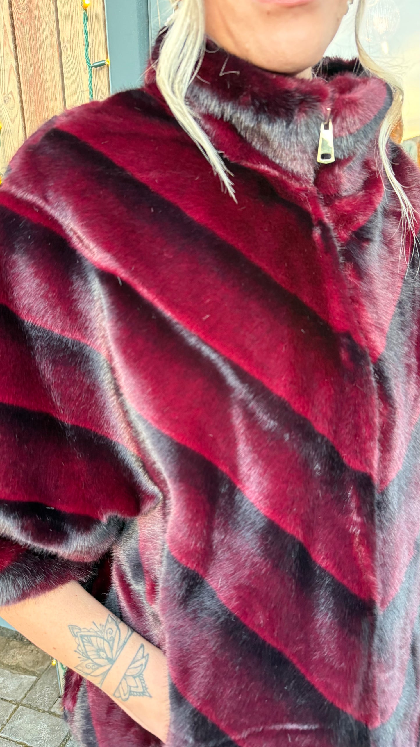 Rauður stuttur vegan pels stuttur