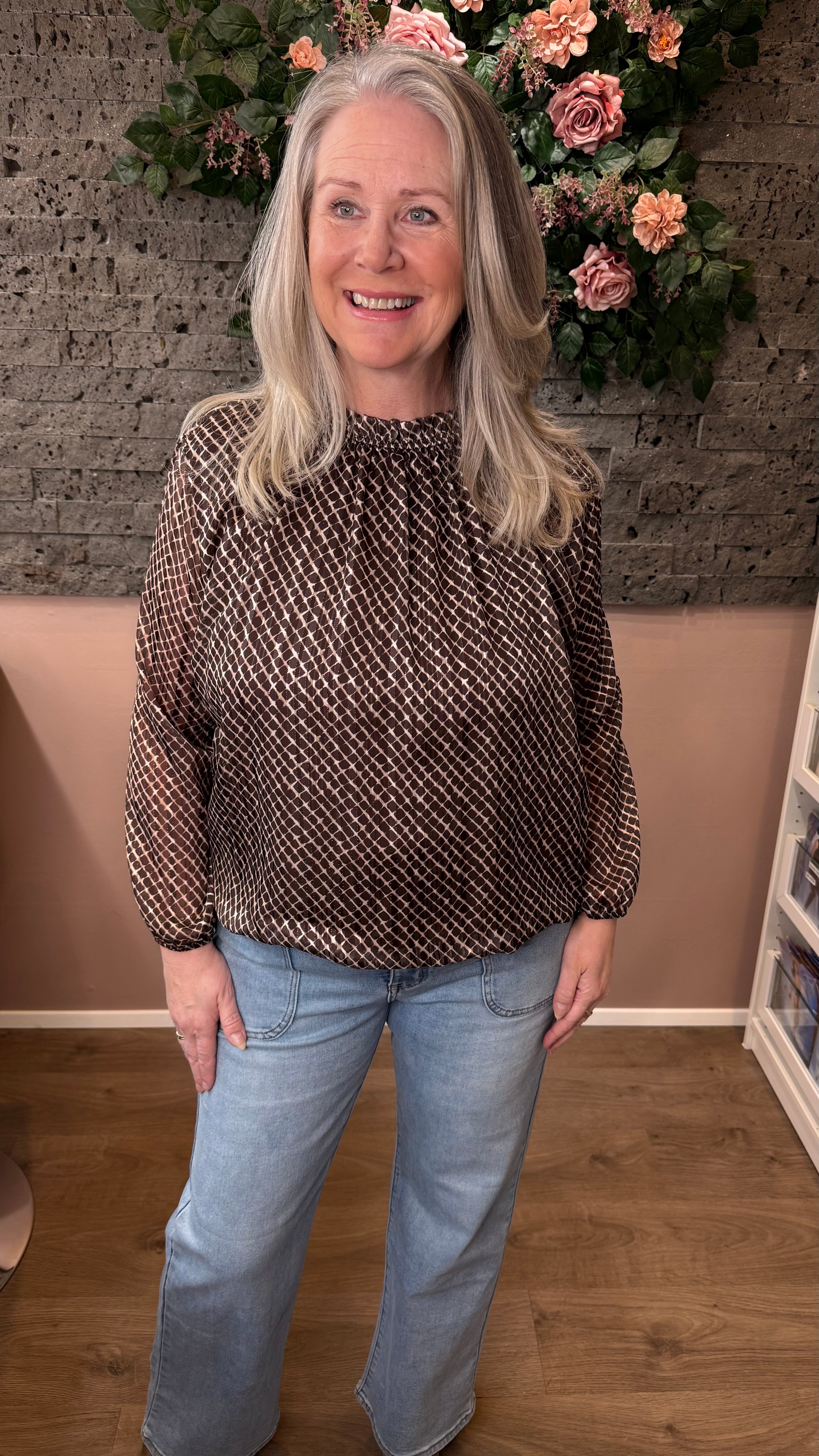 Ljósbrúnkörflótt blússa með glimmer þráðum.