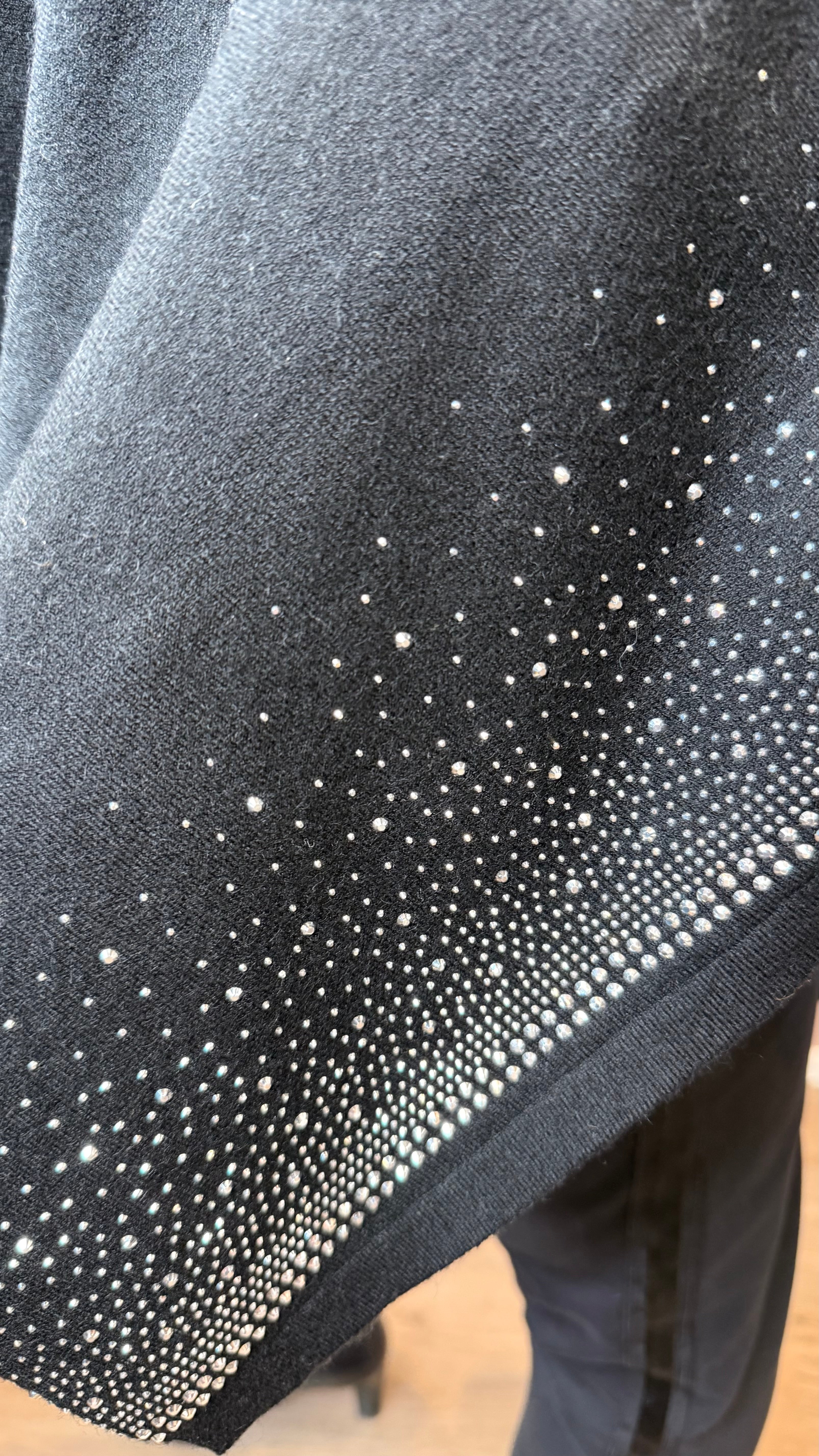 Fínleg slá með steinum