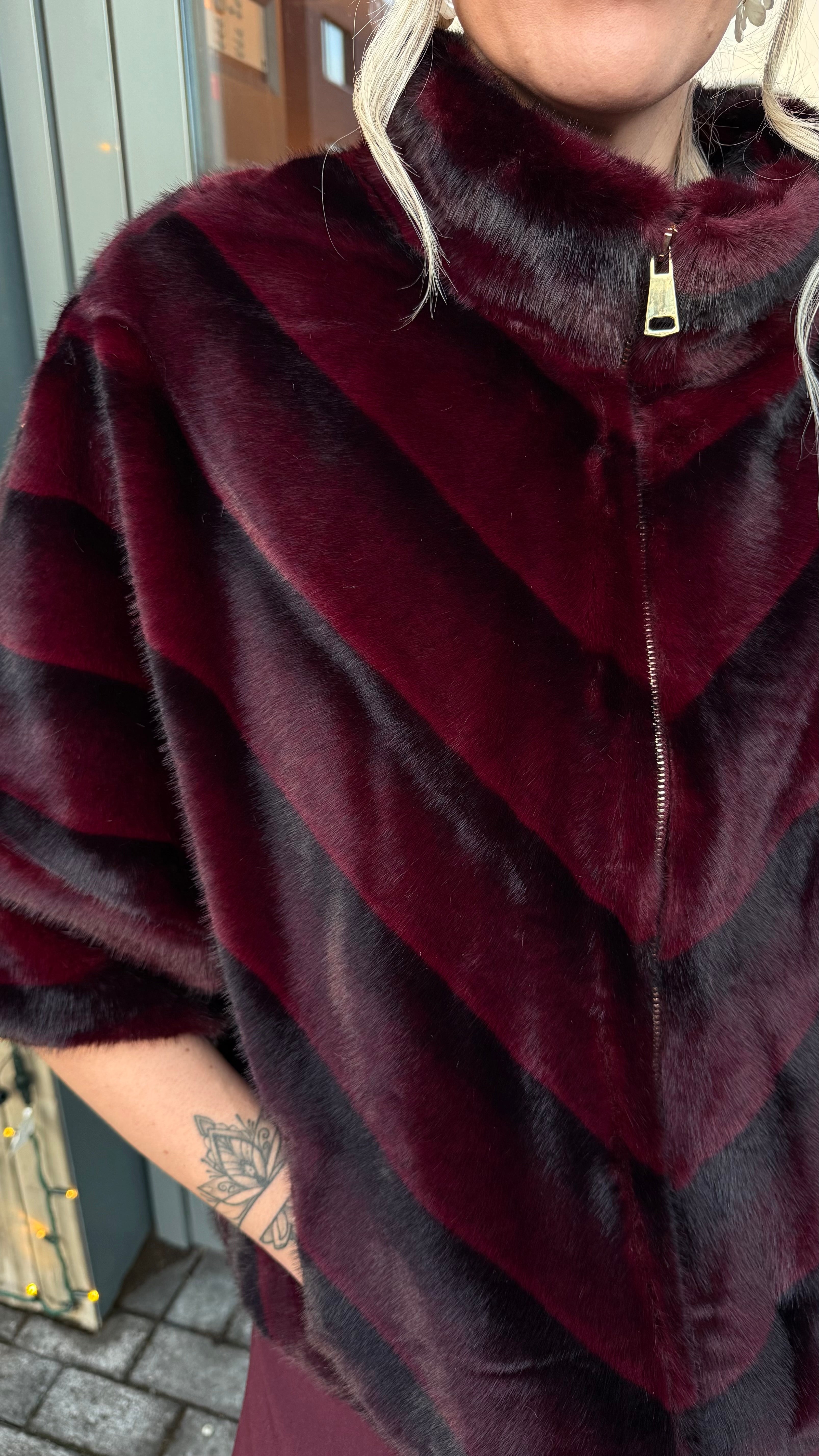 Rauður stuttur vegan pels stuttur