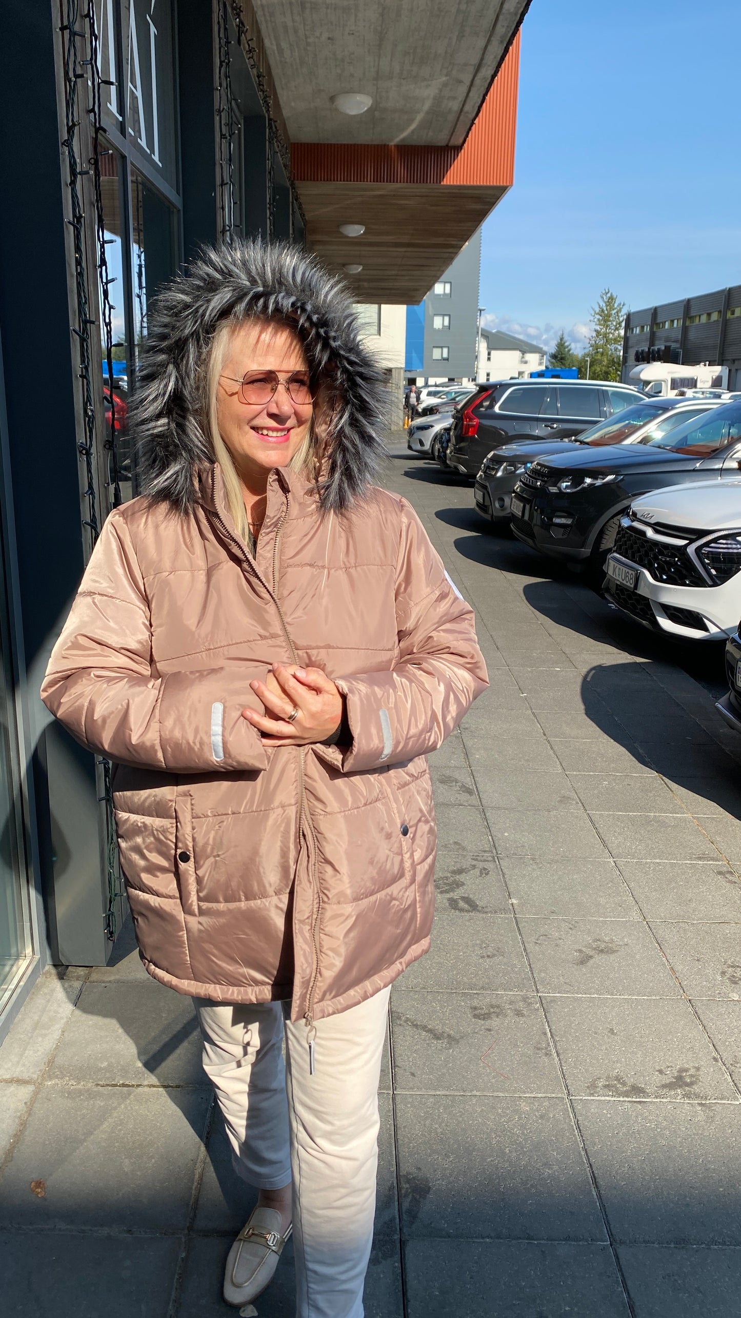 Taupe lituð úlpa frá merkinu Zhenzi