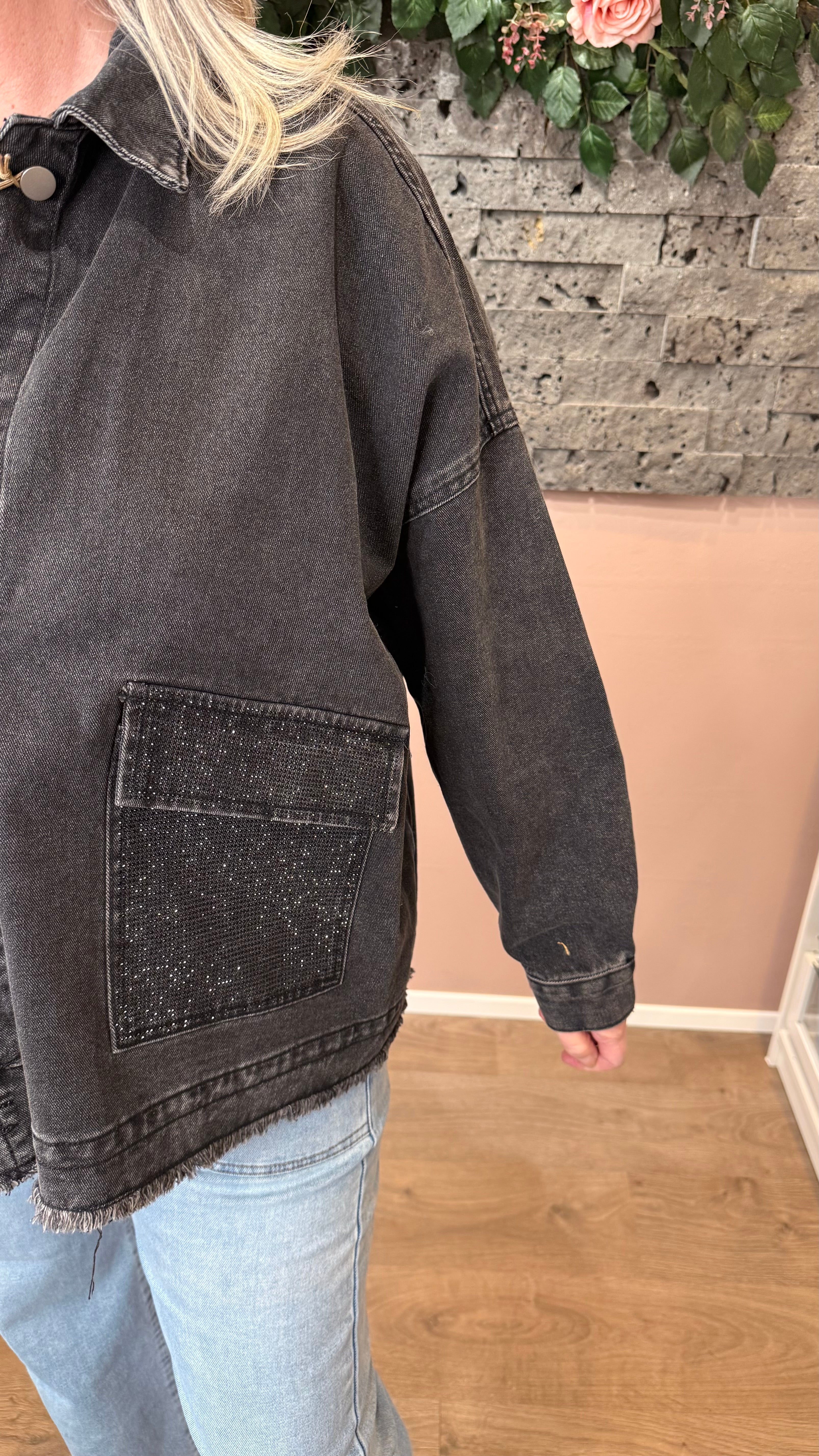 Svartur gallajakki með glimmer steinum á vösum