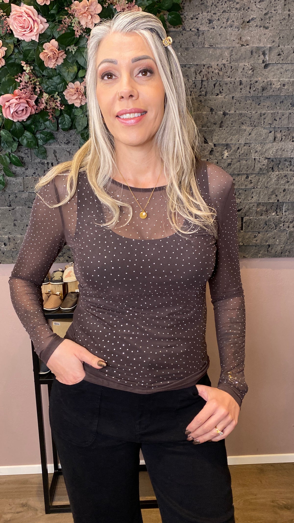 Brúnn mesh bolur með demöntum