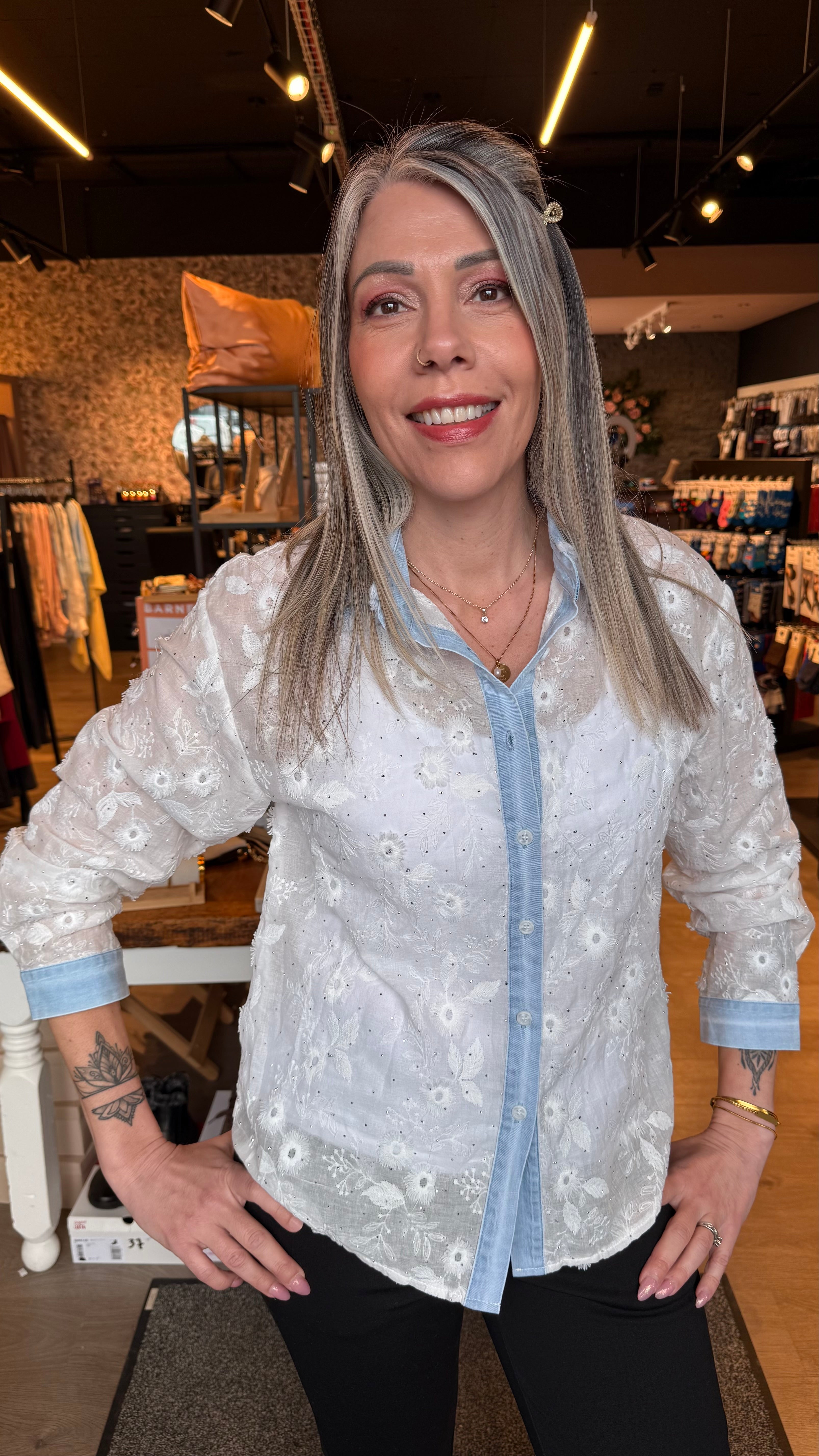 Hvít skyrta m/semalíusteinum og galla kraga