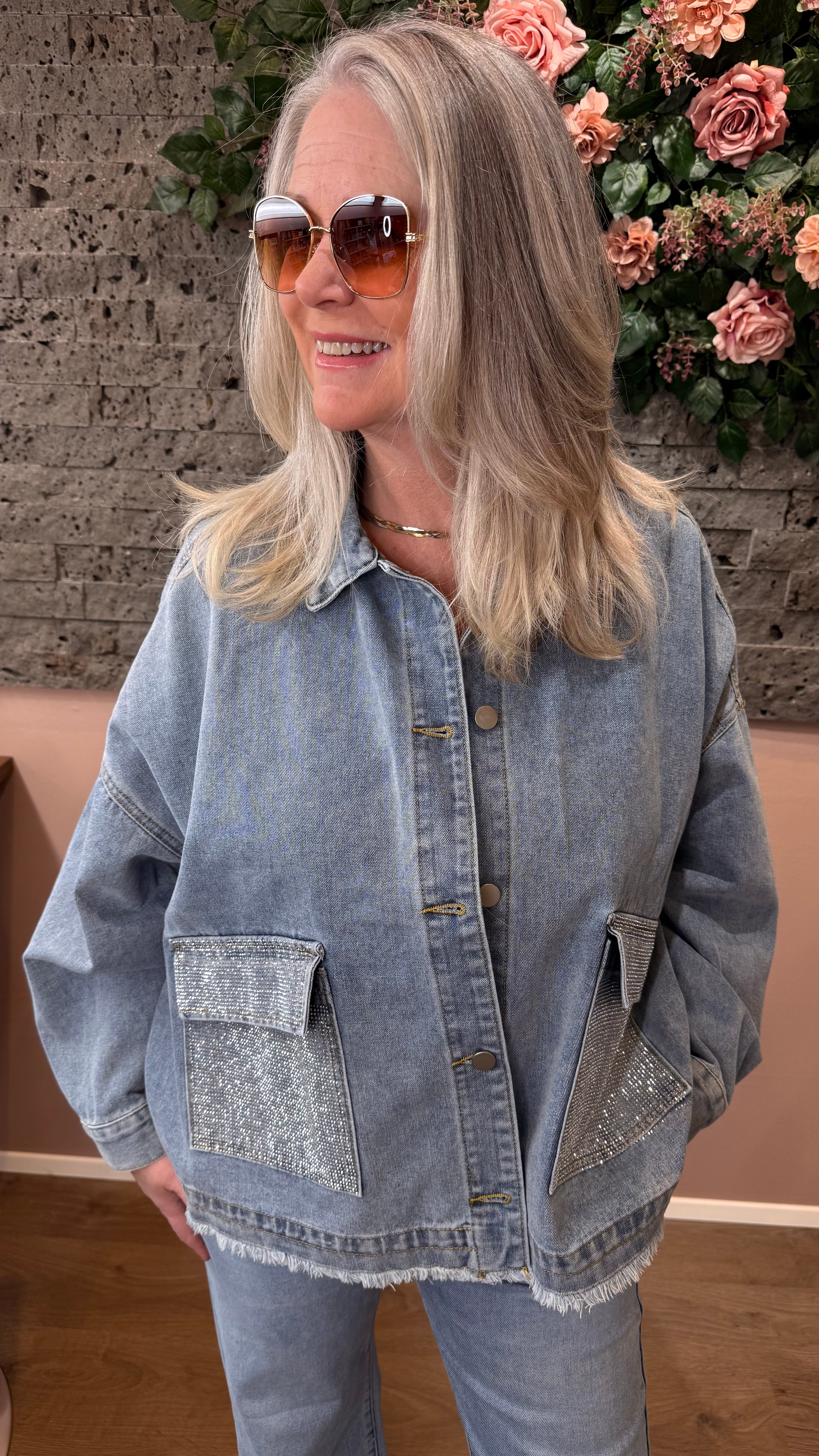 Gallajakki með glimmer steinum á vösum