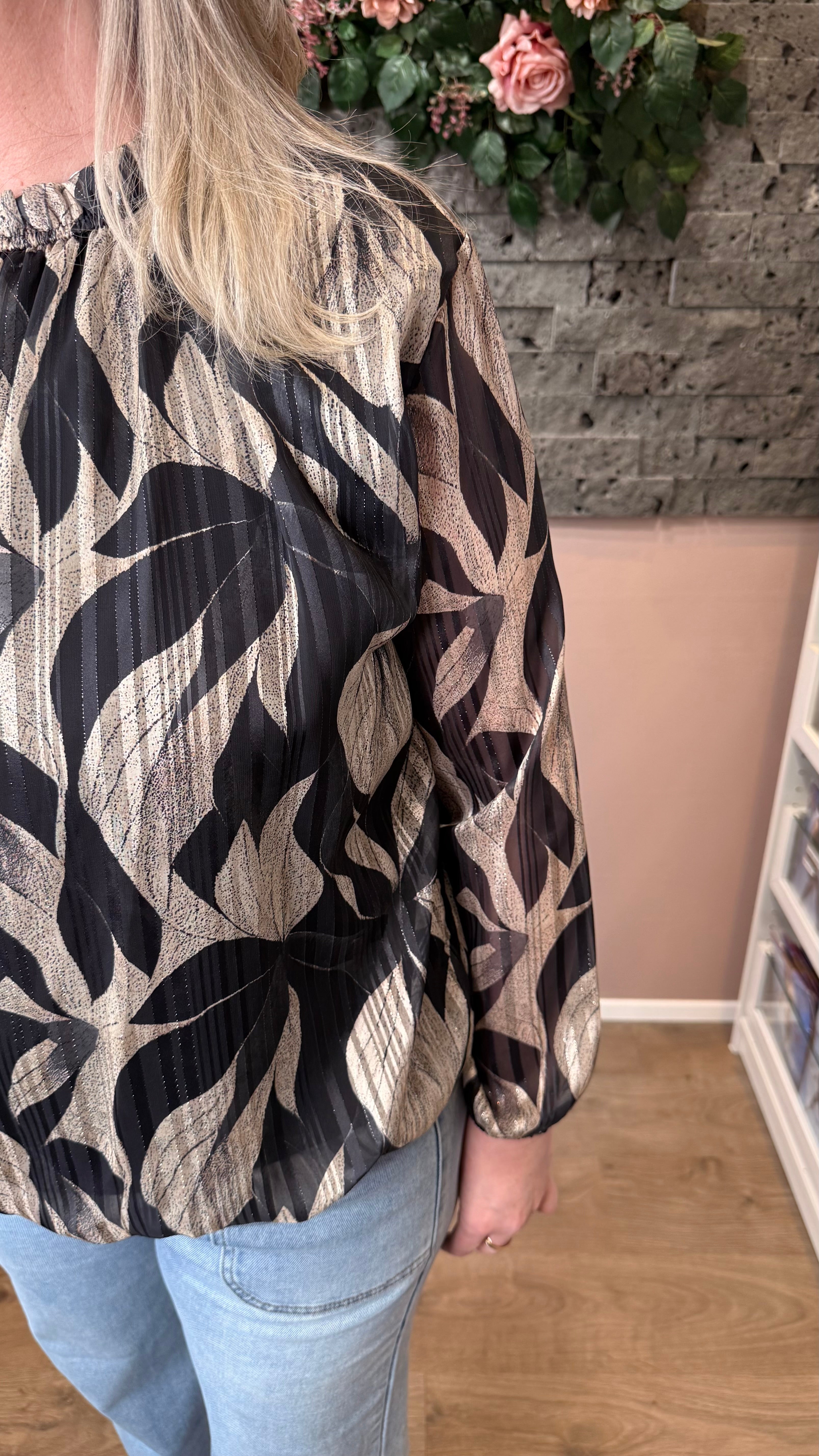 Svört og ljósgyllt blússa