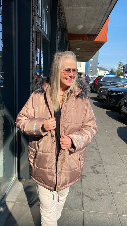 Taupe lituð úlpa frá merkinu Zhenzi