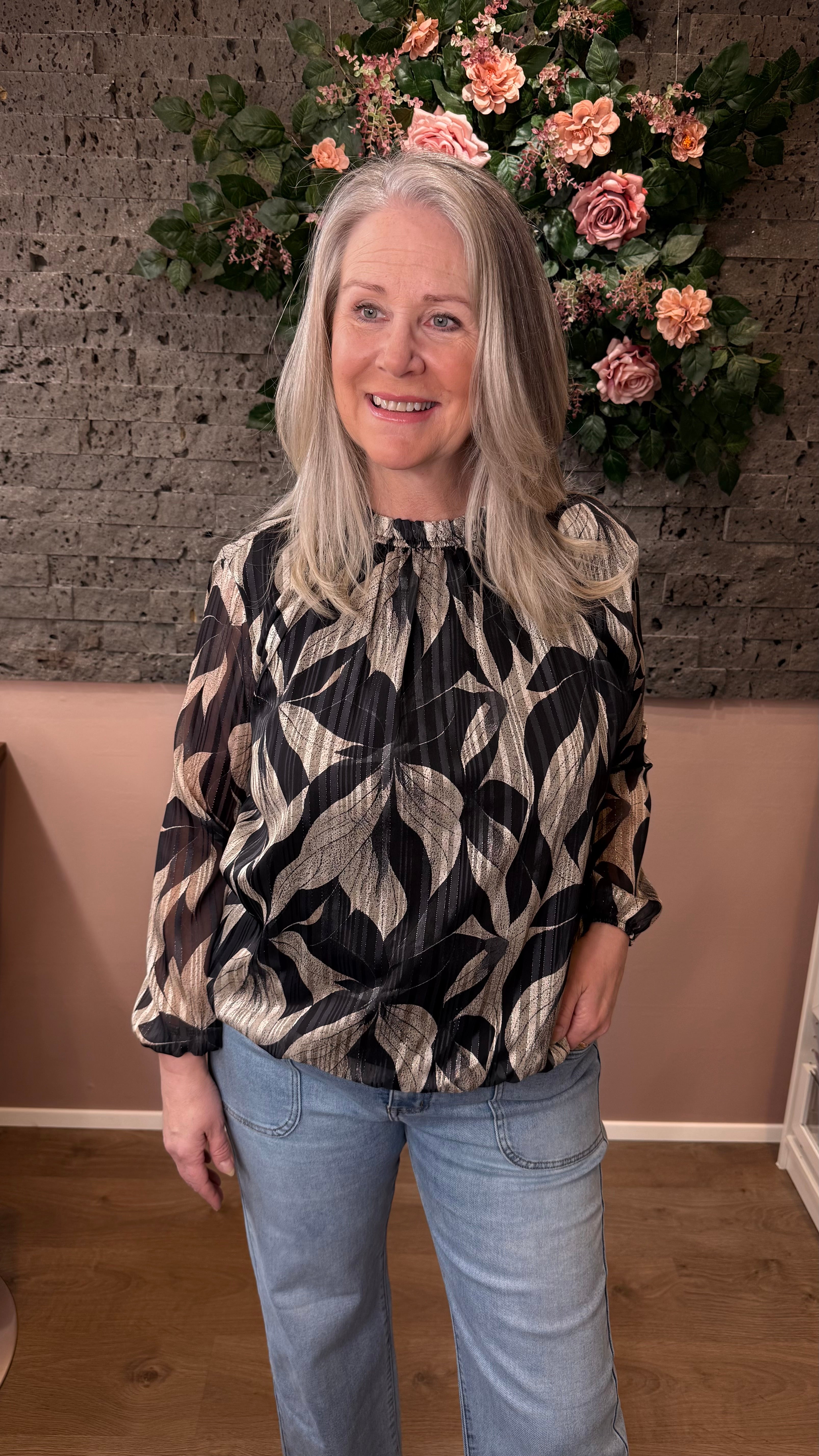 Svört og ljósgyllt blússa