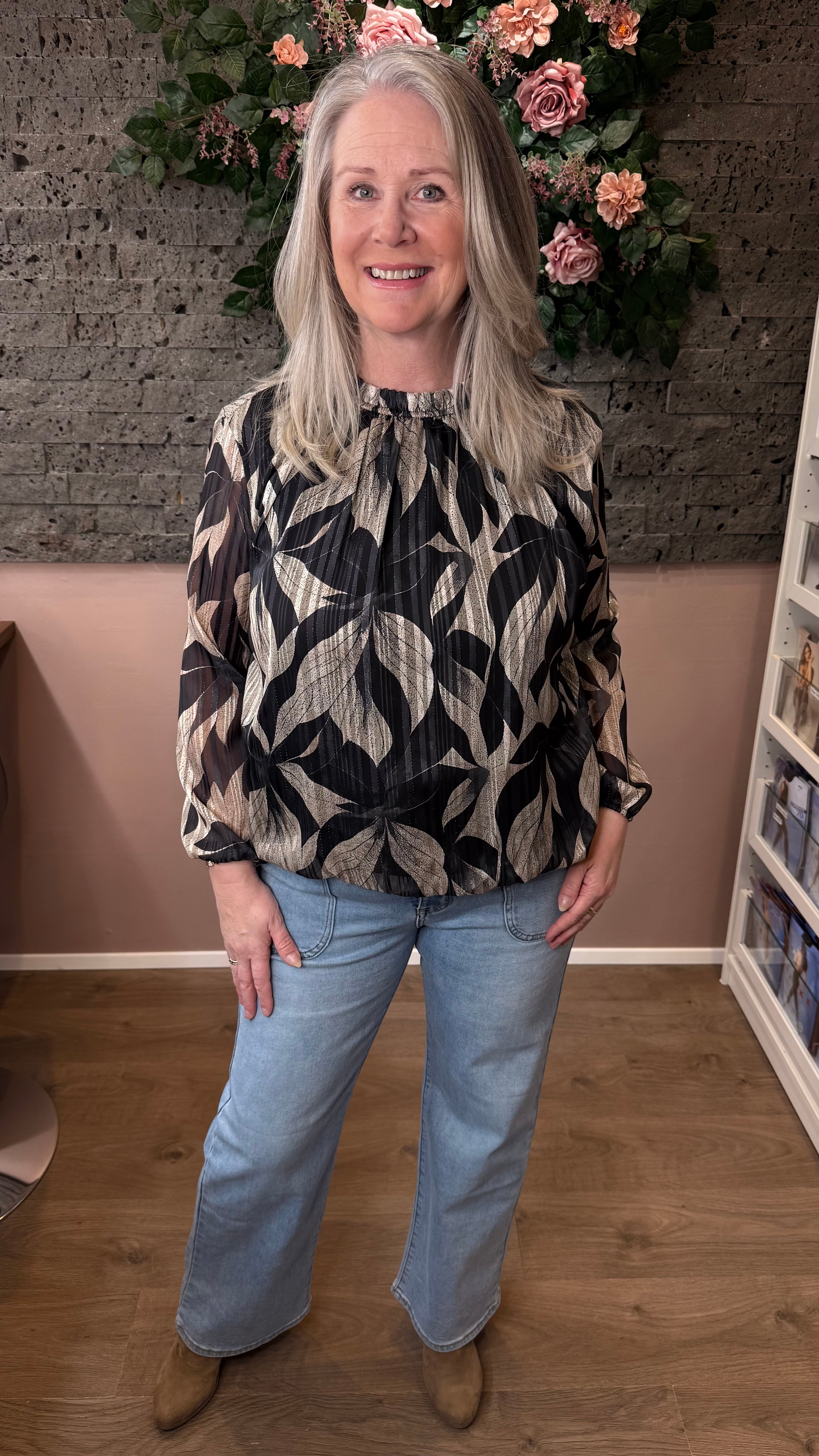 Svört og ljósgyllt blússa