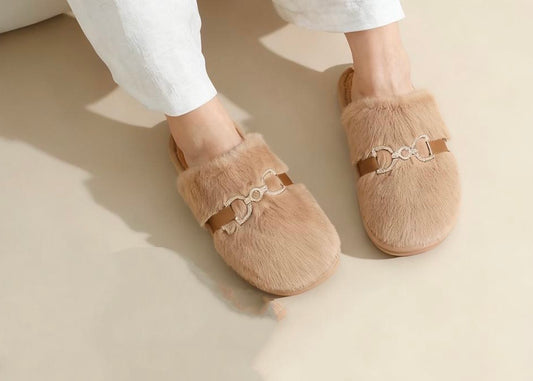 Inniskór með skrauti.