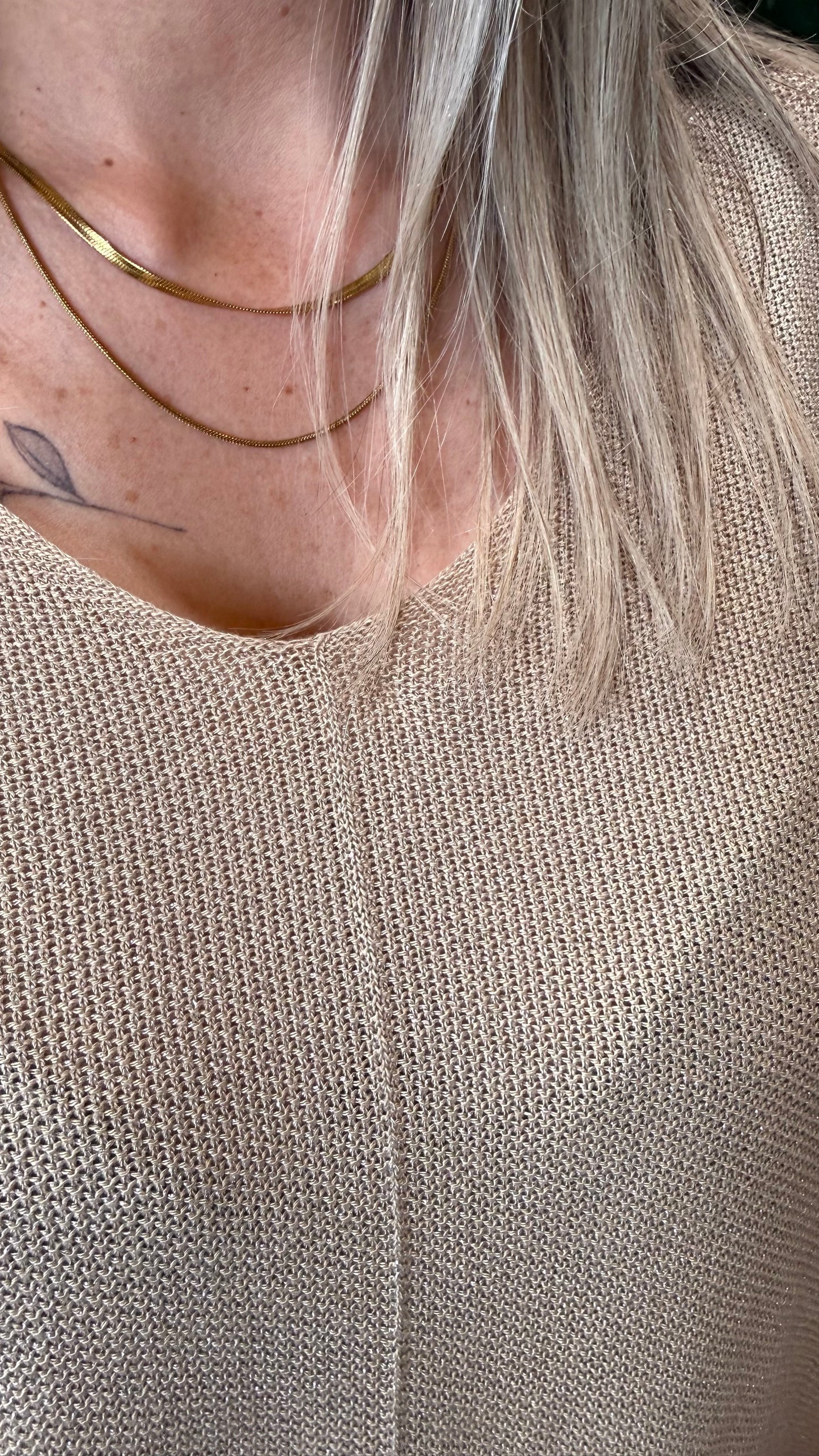 Létt og falleg peysa með glimmeri