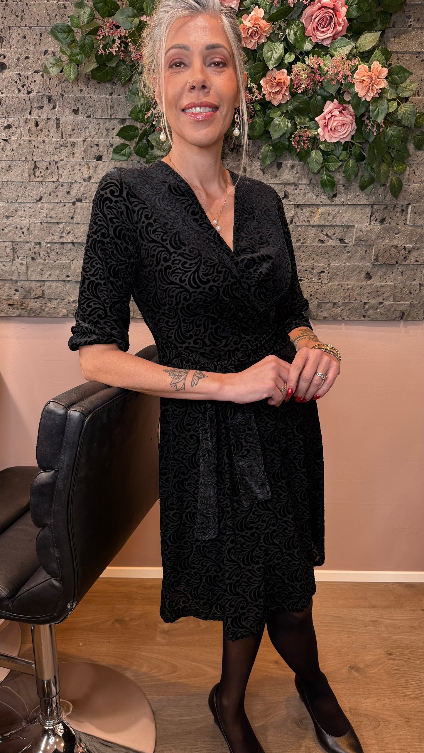 No Name Design - Svartur aðsniðinn stuttur kjóll