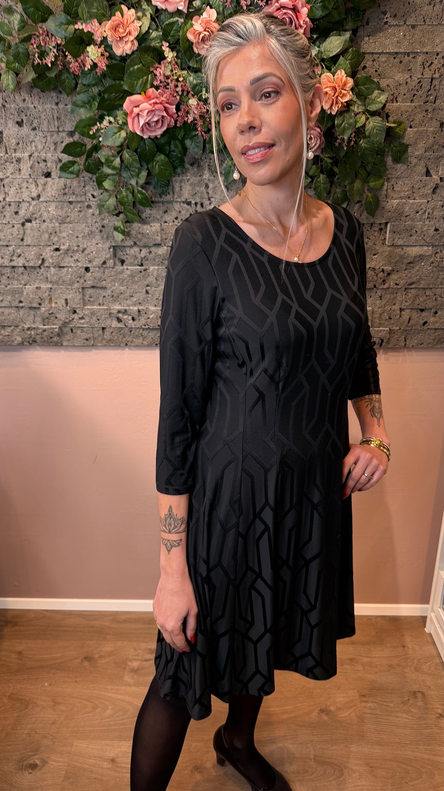 No Name Design - Svartur stuttur kjóll A-snið