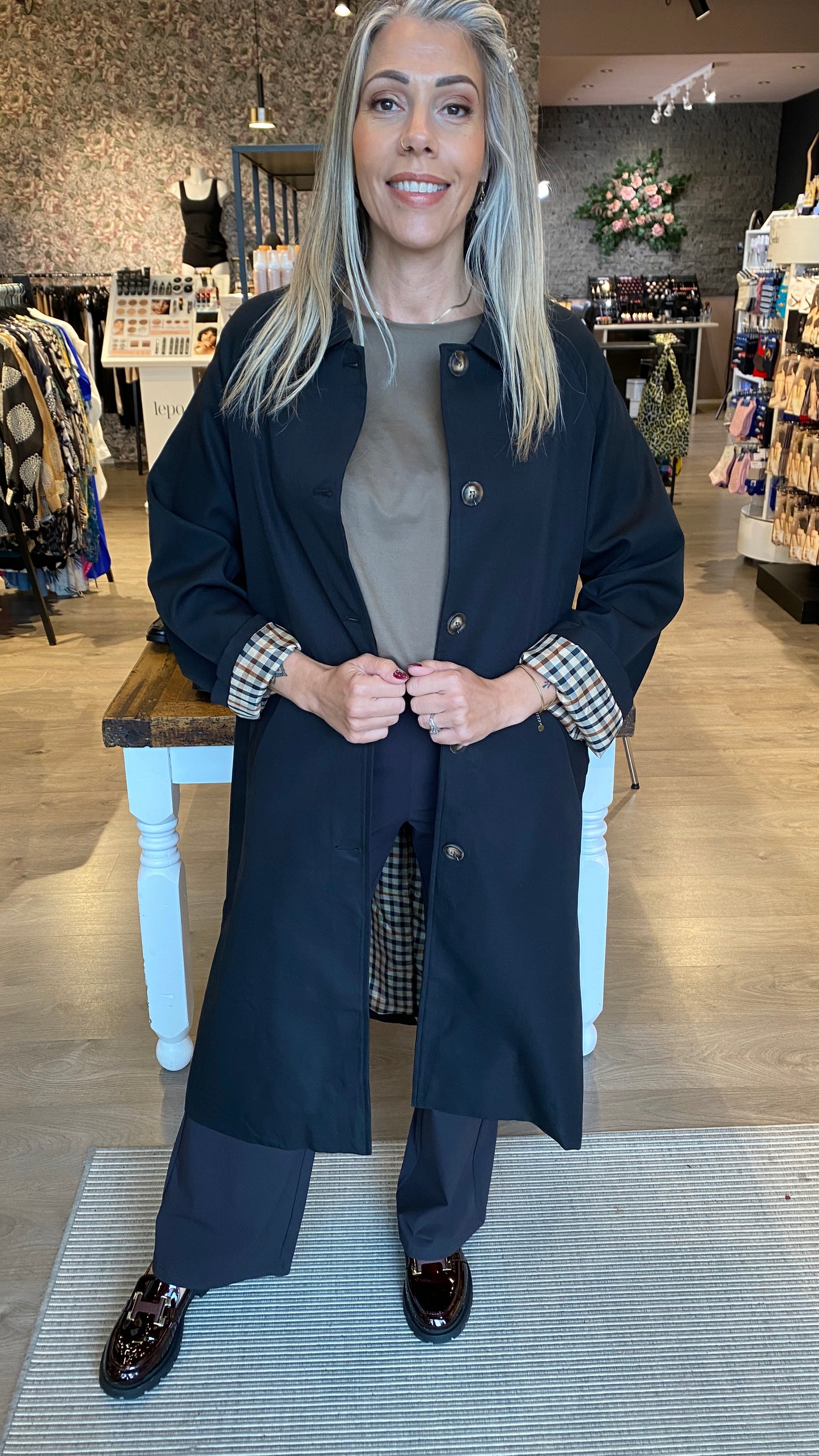 Síður frakki með fallegu koflóttu fóðri