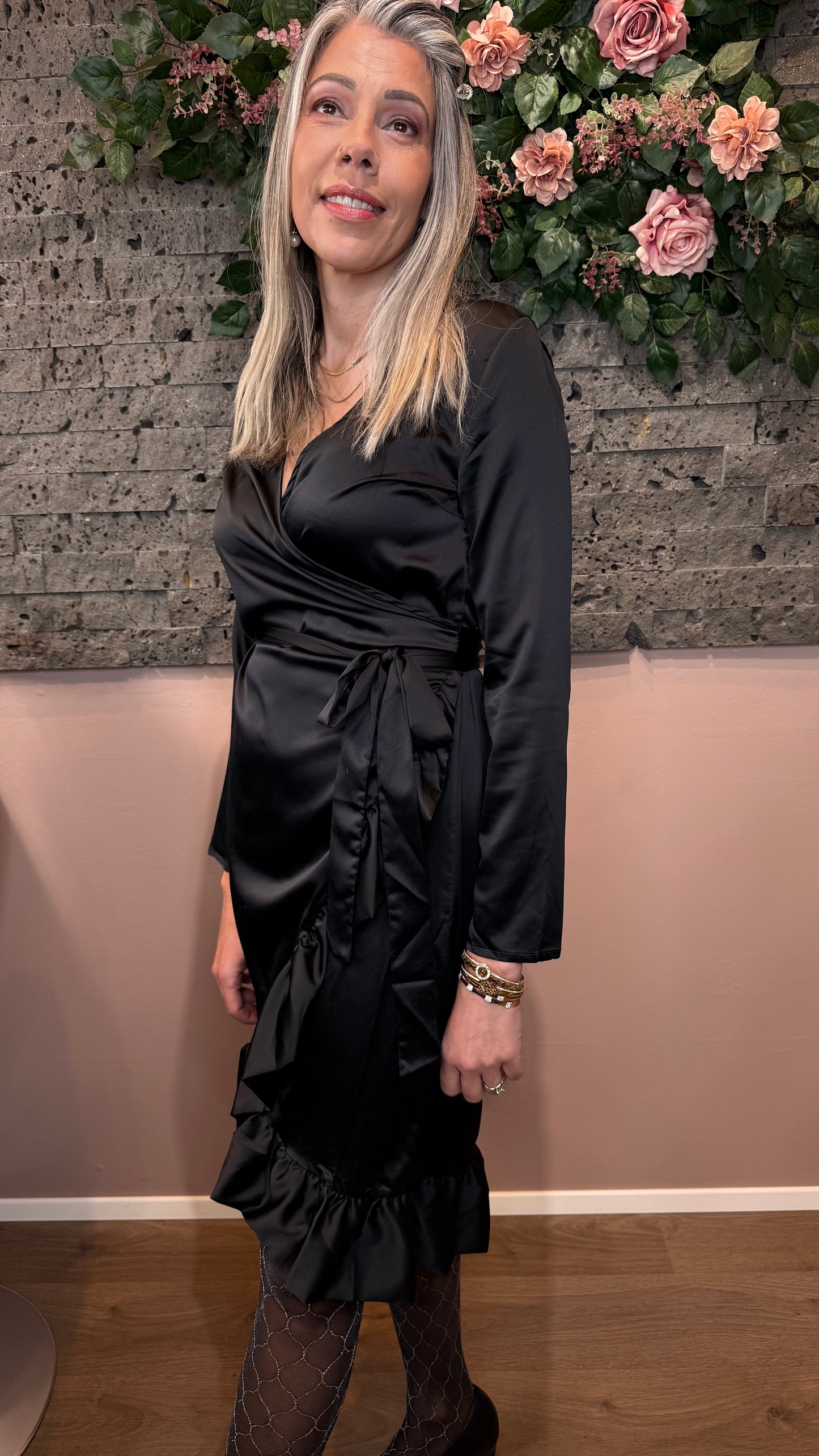 Satín kjóll (wrap dress)