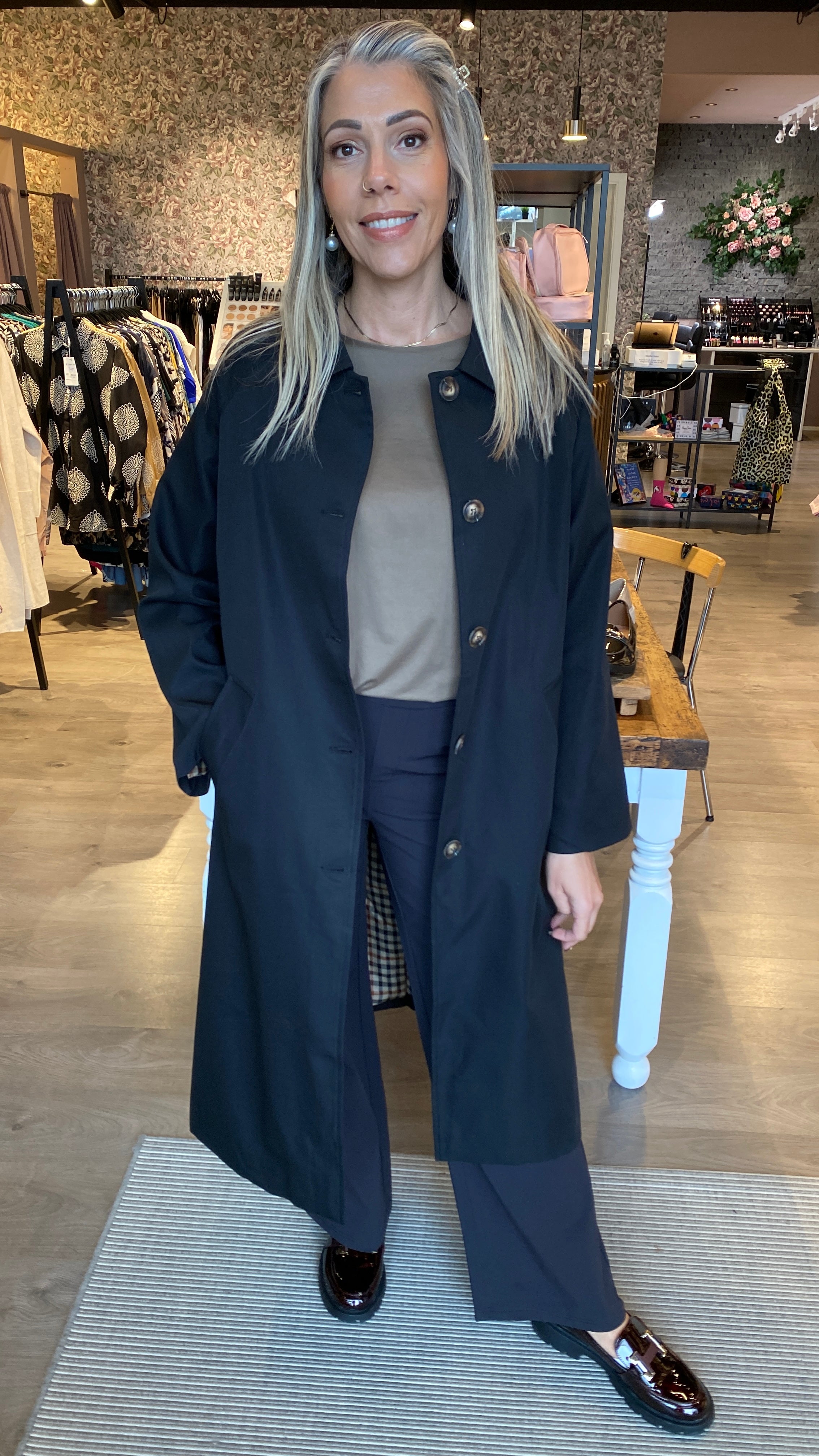 Síður frakki með fallegu koflóttu fóðri