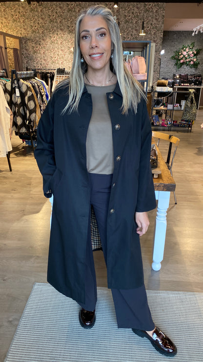 Síður frakki með fallegu koflóttu fóðri