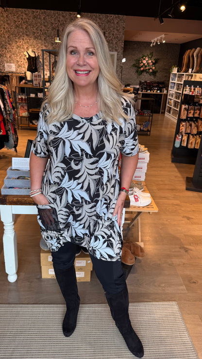 NoName Design - Kjóll í svörtu og hvítu með vasa