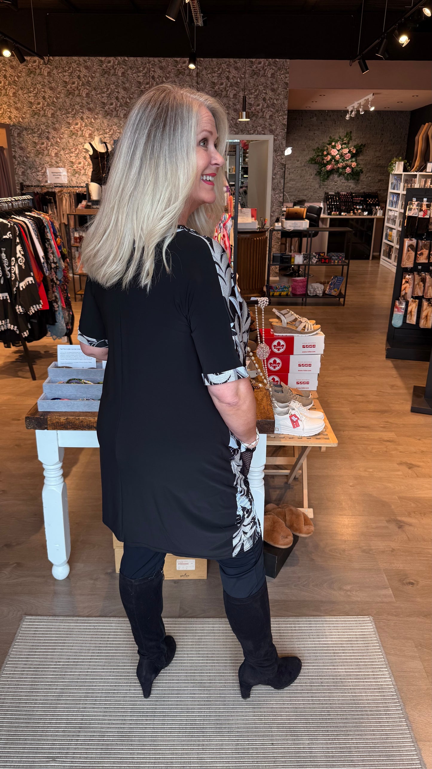 NoName Design - Kjóll í svörtu og hvítu með vasa