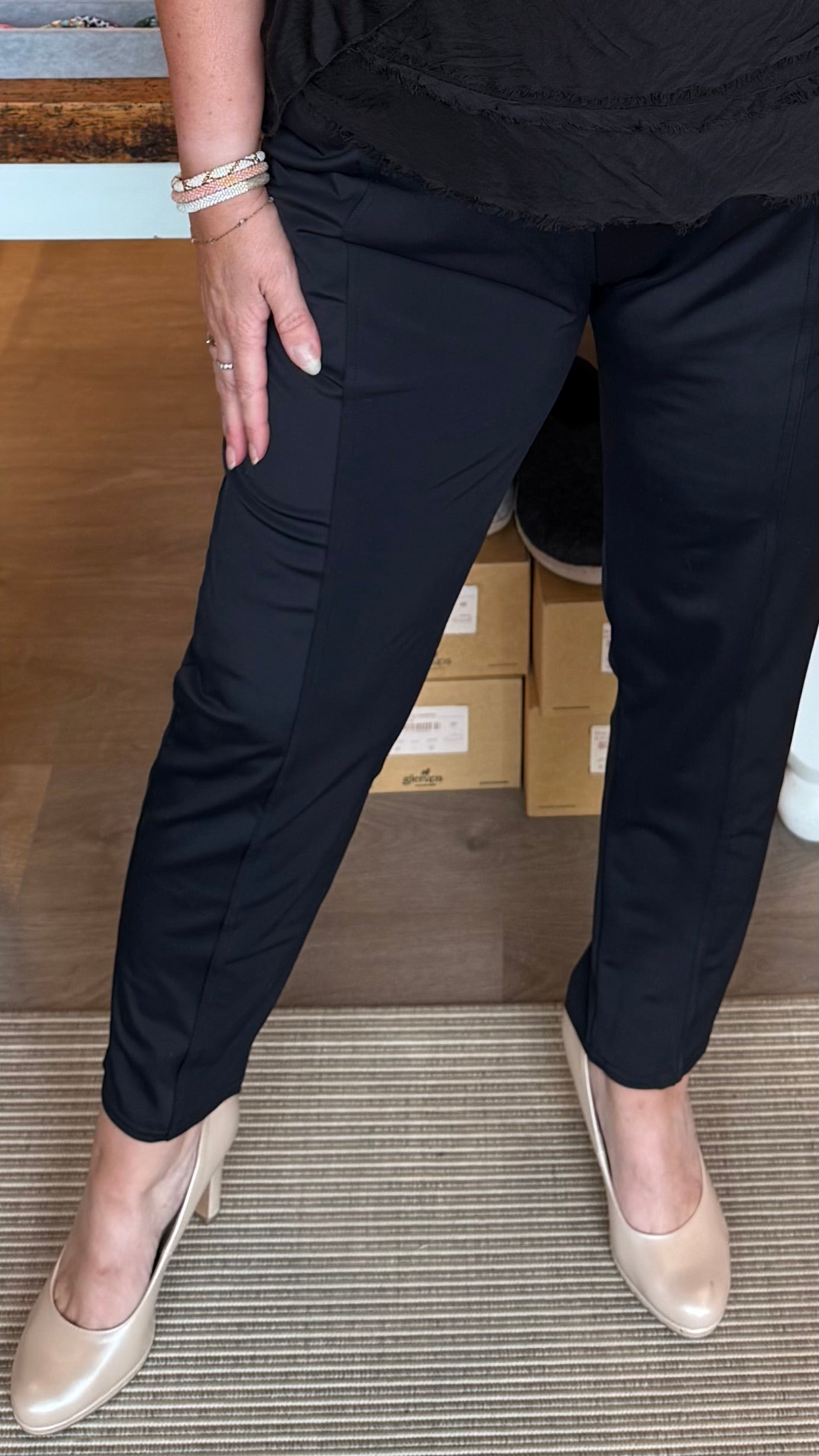 No Name Design -  Buxur beinar niður