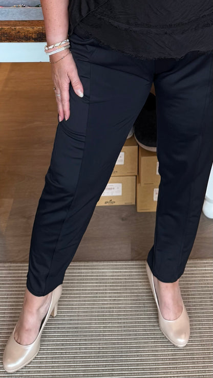 No Name Design -  Buxur beinar niður