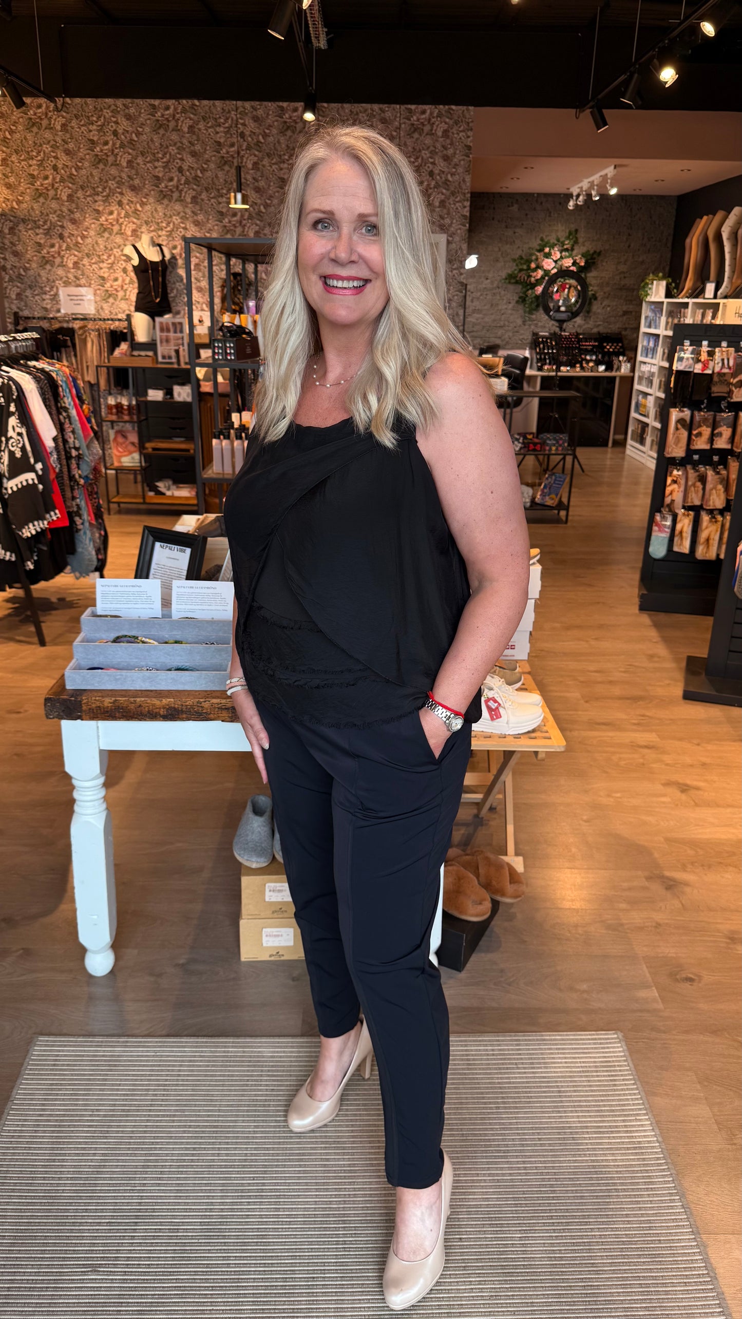 No Name Design -  Buxur beinar niður