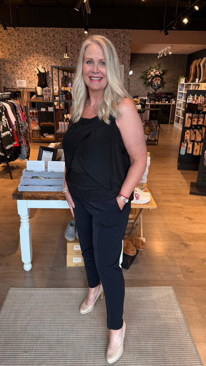 No Name Design -  Buxur beinar niður