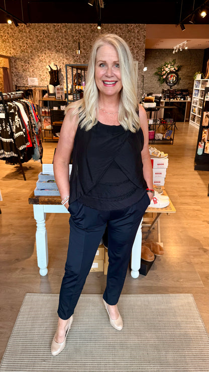 No Name Design -  Buxur beinar niður